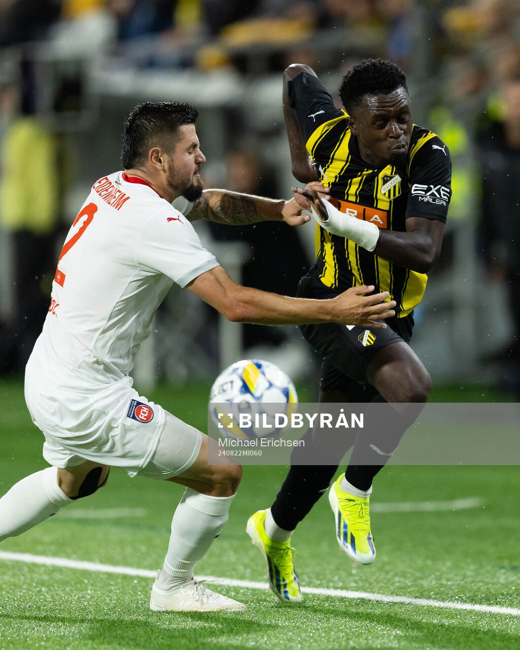 Marnon Busch of Heidenheim and Zeidane Inoussa of Häcken