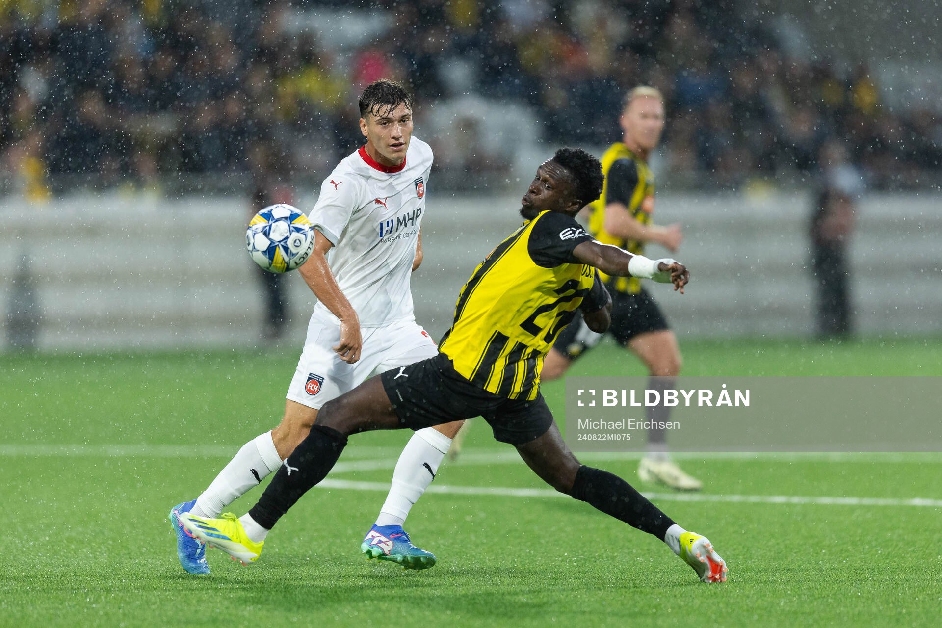 Luca Kerber of Heidenheim and Zeidane Inoussa of Häcken