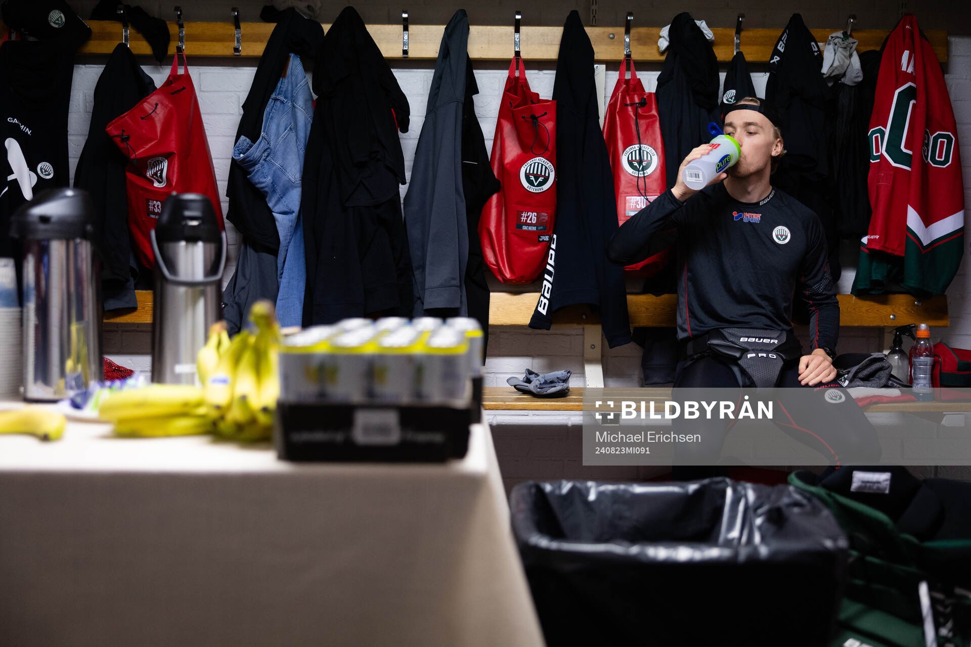 Frölundas målvakt Tobias Normann innan ishockeymatchen i
