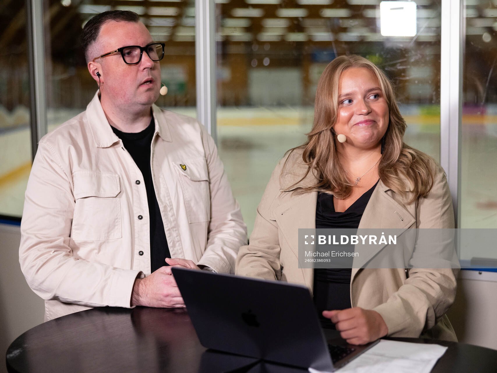 Expressens Johan Svensson och Jennifer Engström innan