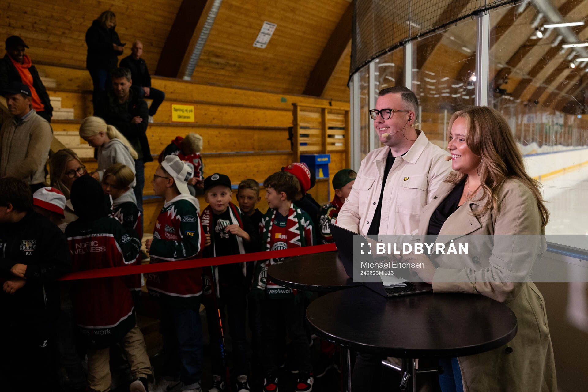 Expressens Johan Svensson och Jennifer Engström innan