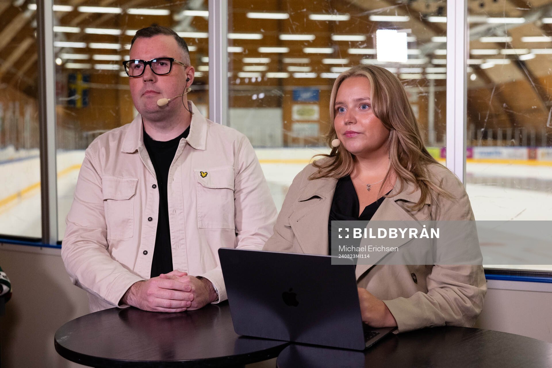 Expressens Johan Svensson och Jennifer Engström innan