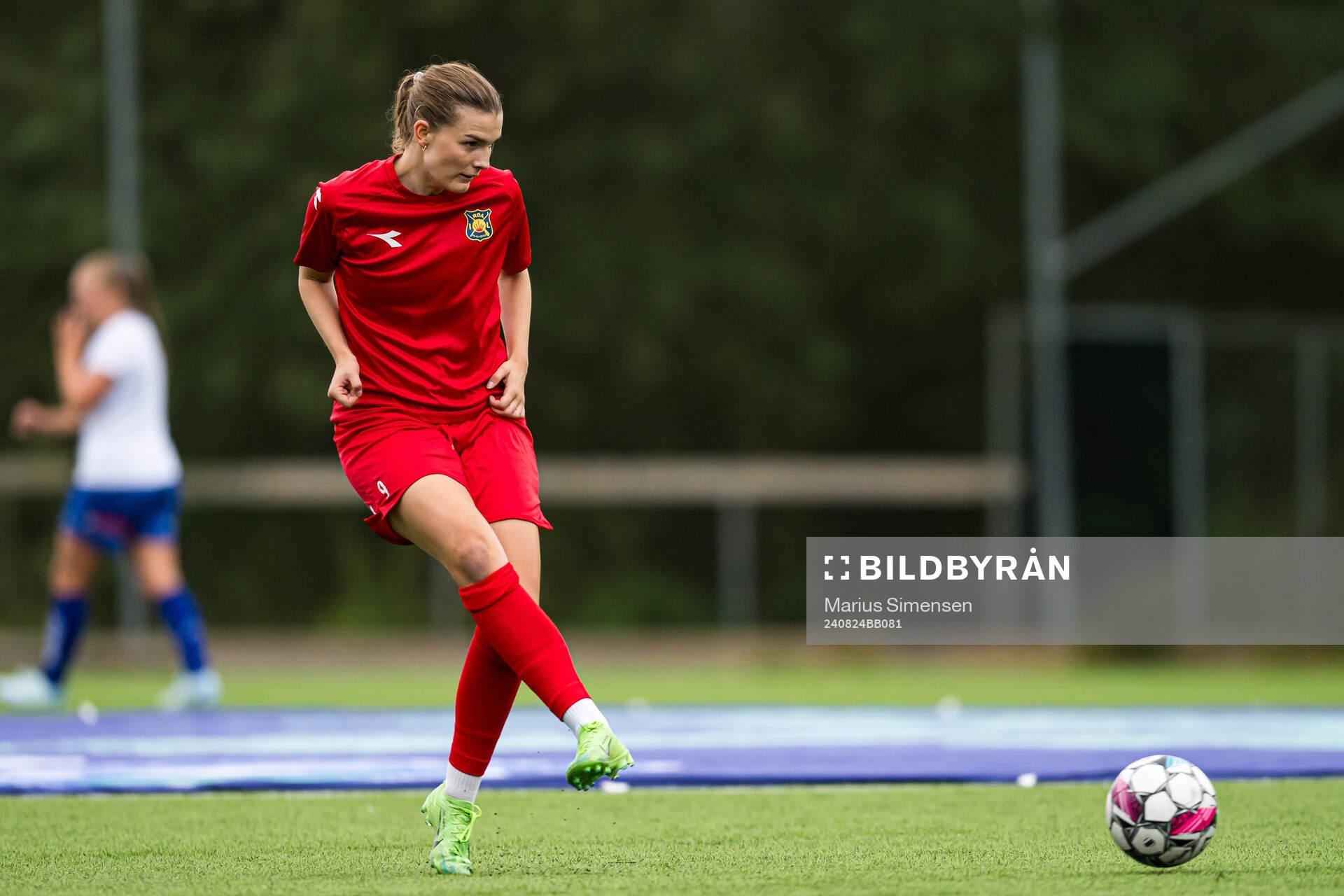 Julie Elise Hoff Klæboe of Røa warms up
