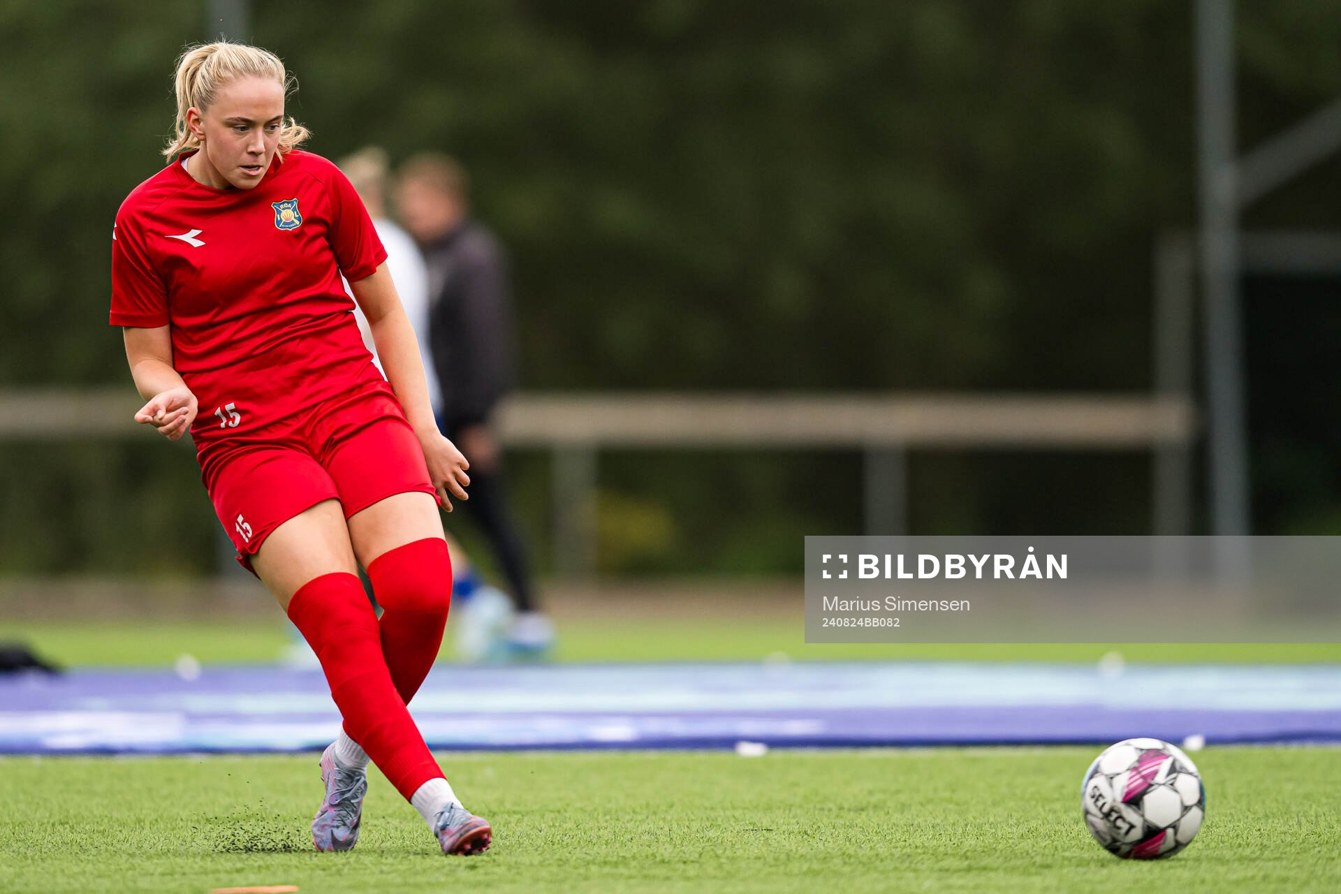 Mia Hambro Svendsen of Røa warms up