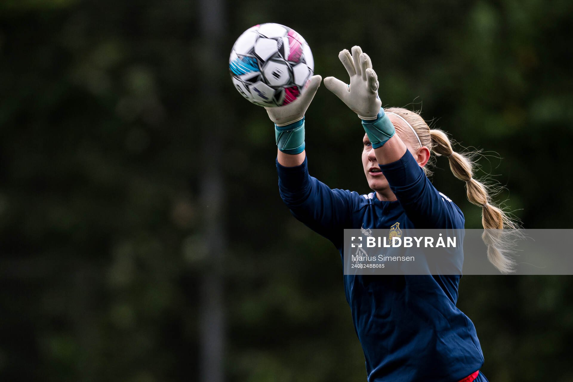 Louise Alexandra Högrell of Røa warms up