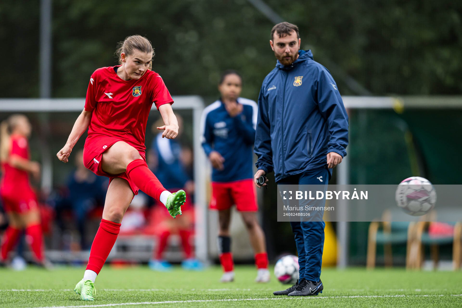 Julie Elise Hoff Klæboe of Røa warms up