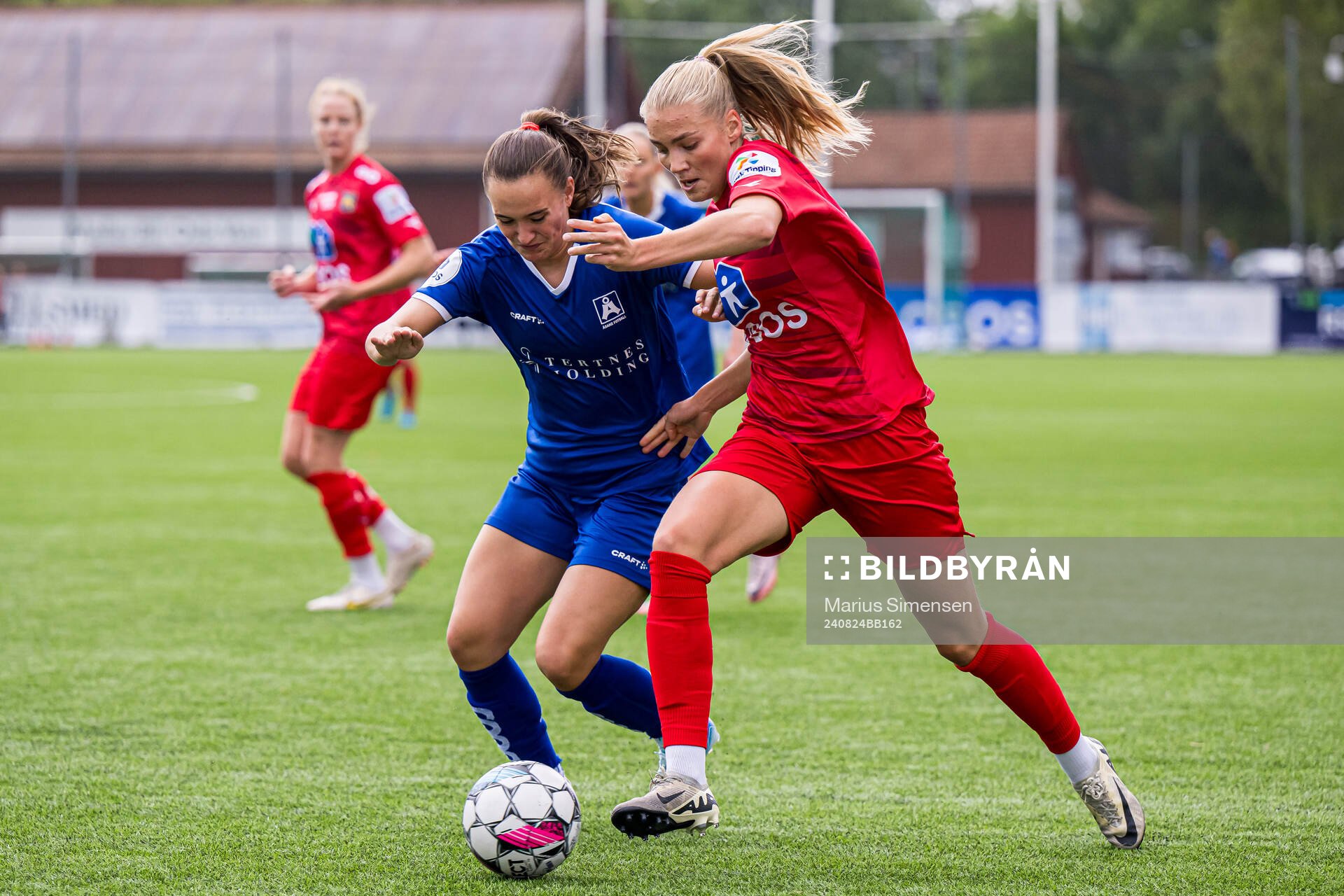 Selma Løvås of Åsane and Oline Brekke Fuglem of Røa