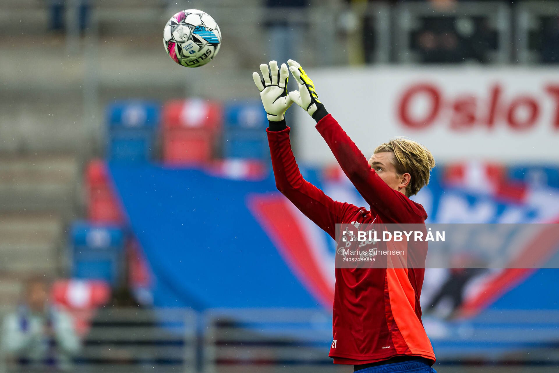 Magnus Sjøeng of Vålerenga warms up