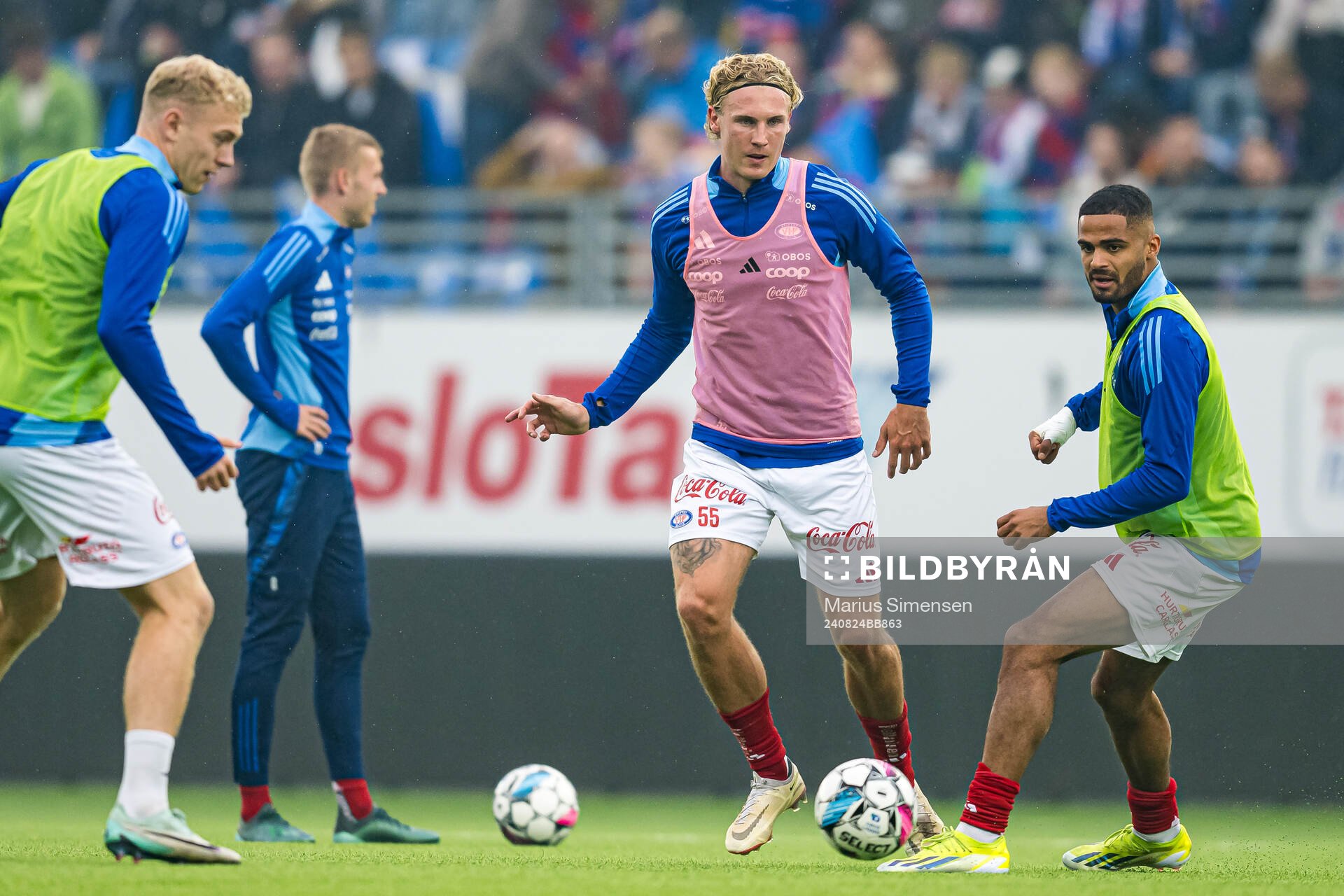 Sebastian Jarl of Vålerenga warms up