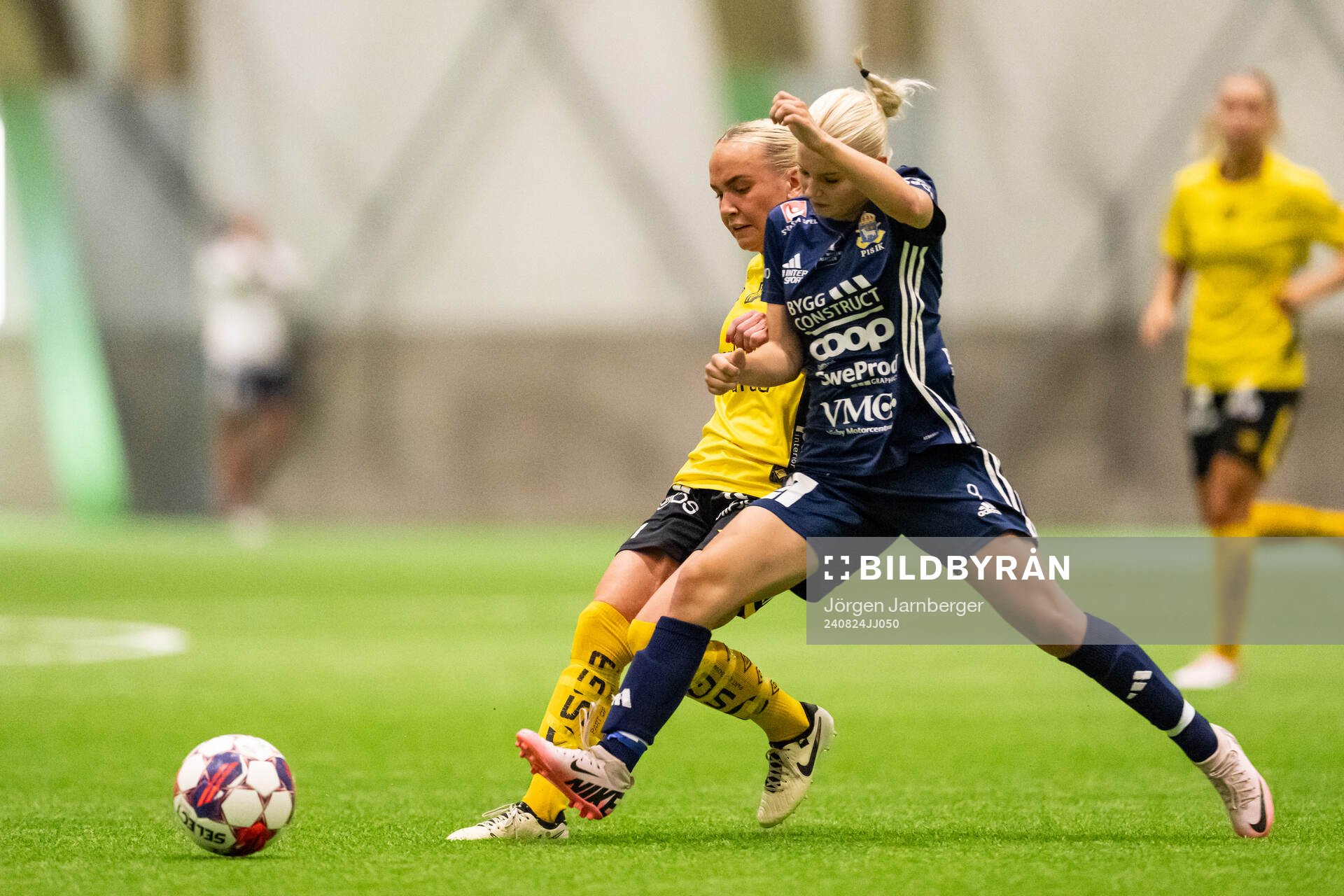 Elfsborgs Tea Skoglund och P18s Junie Ström under fotbollsmatchen i Division 1 Mellersta mellan Elfsborg och P18 IK den 24 augusti 2024 i Borås.