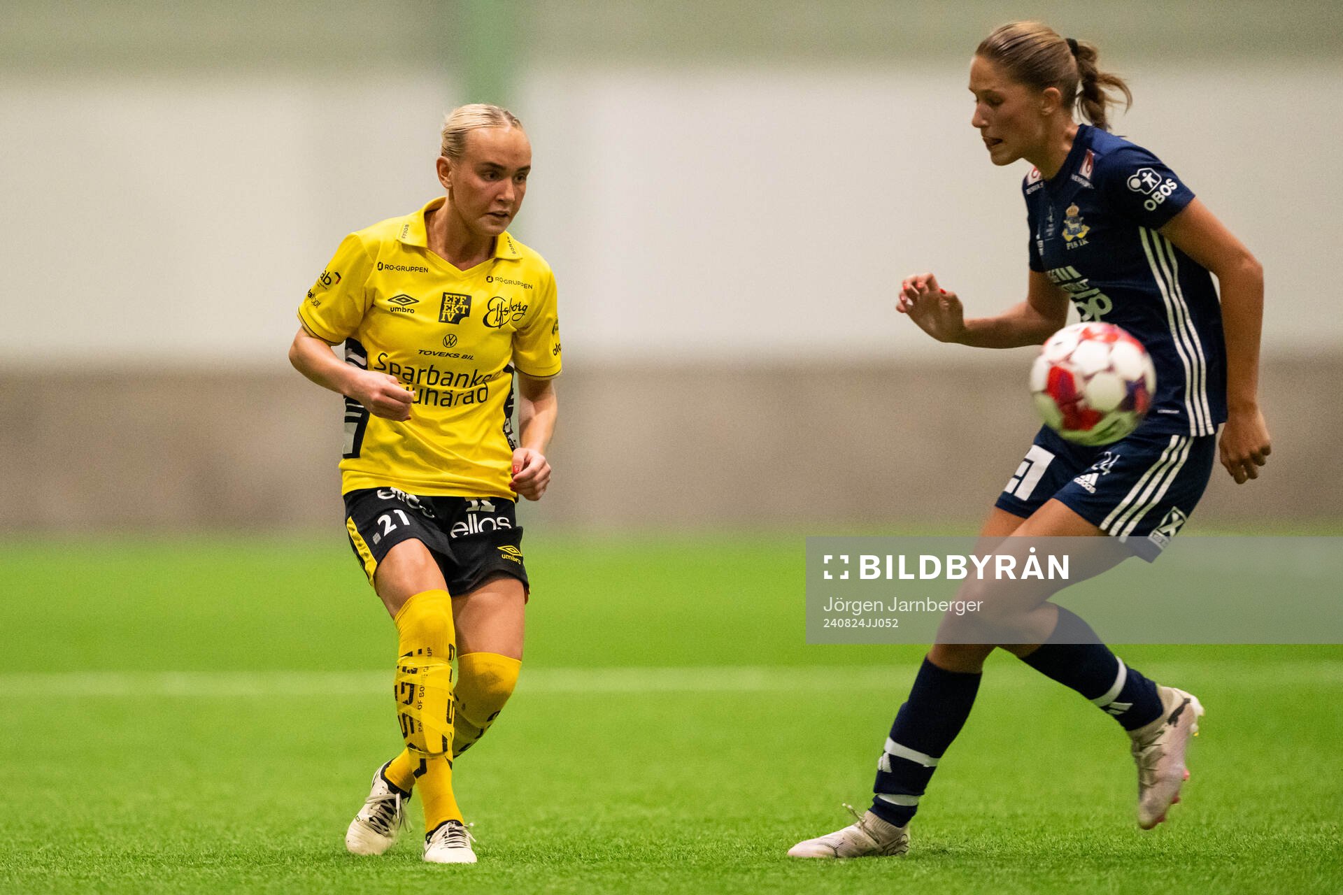 Elfsborgs Tea Skoglund och P18s Alva Engqvist under fotbollsmatchen i Division 1 Mellersta mellan Elfsborg och P18 IK den 24 augusti 2024 i Borås.