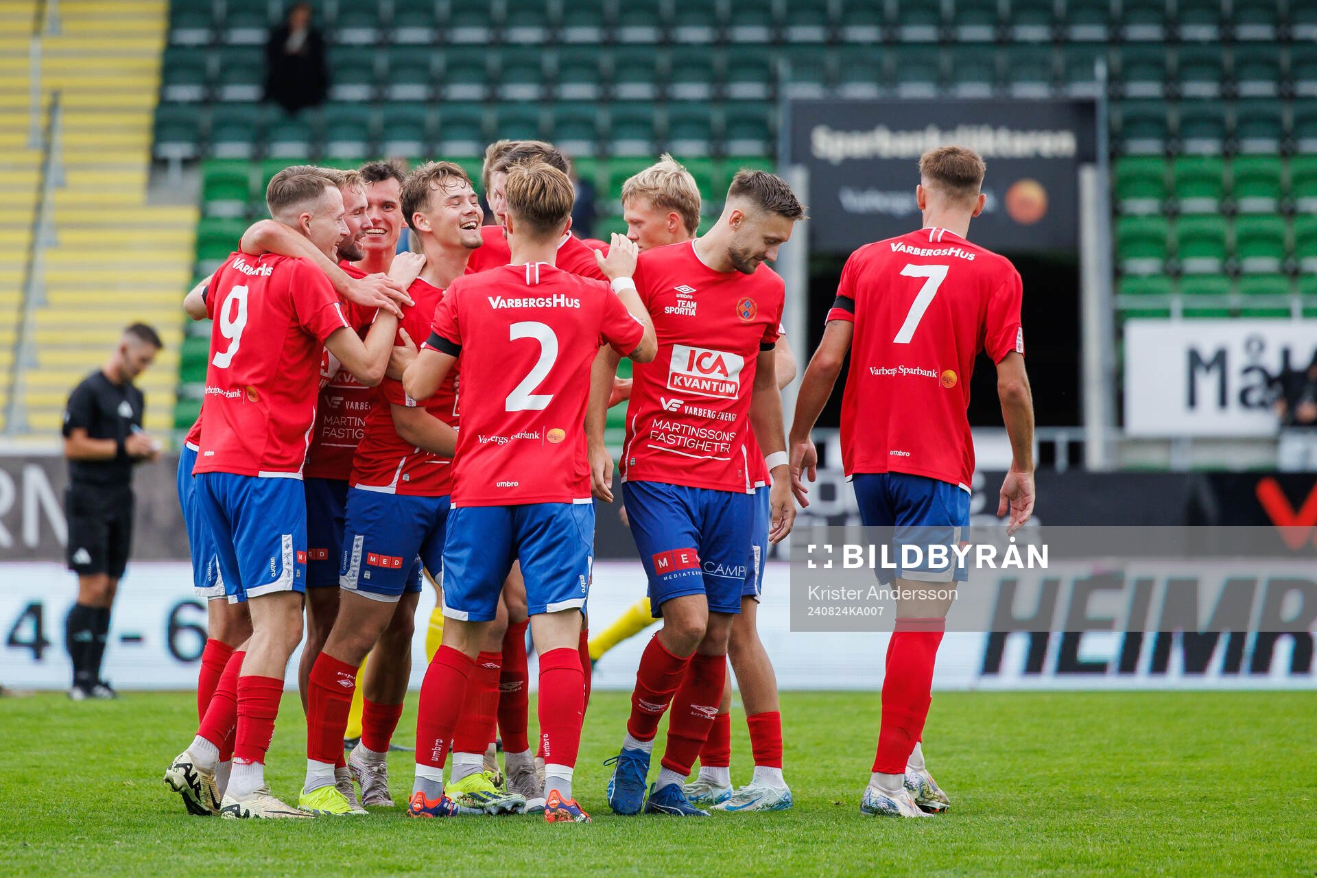 Varbergs William Borgryd jublar med laget efter 2-1 under fotbollsmatchen i Div 2 Västra Götaland mellan Varbergs GIF och Astrio den 24 augusti 2024 i Varberg.