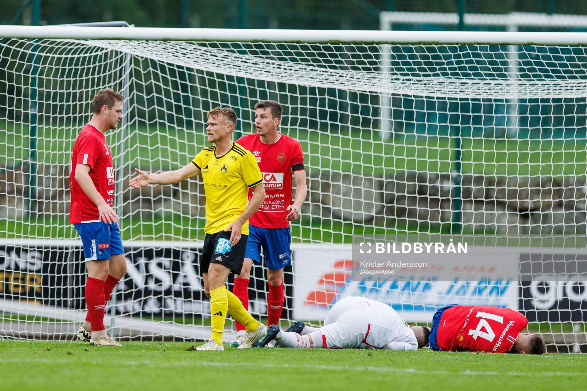 Astrios Isak Petersson under fotbollsmatchen i Div 2 Västra Götaland mellan Varbergs GIF och Astrio den 24 augusti 2024 i Varberg.