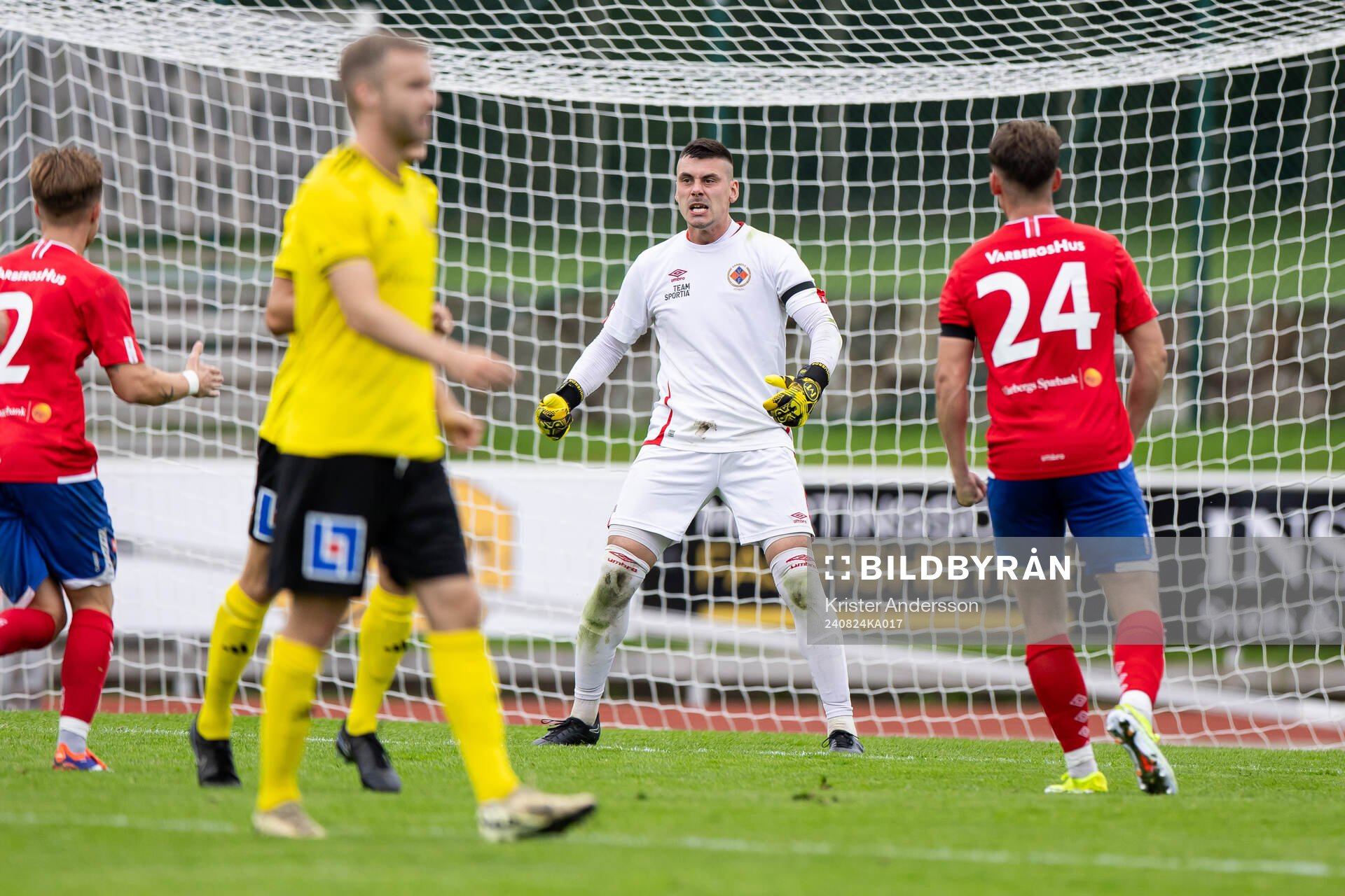 Varbergs målvakt Sebastian Ekholm jublar efter att ha räddat en straff under fotbollsmatchen i Div 2 Västra Götaland mellan Varbergs GIF och Astrio den 24 augusti 2024 i Varberg.