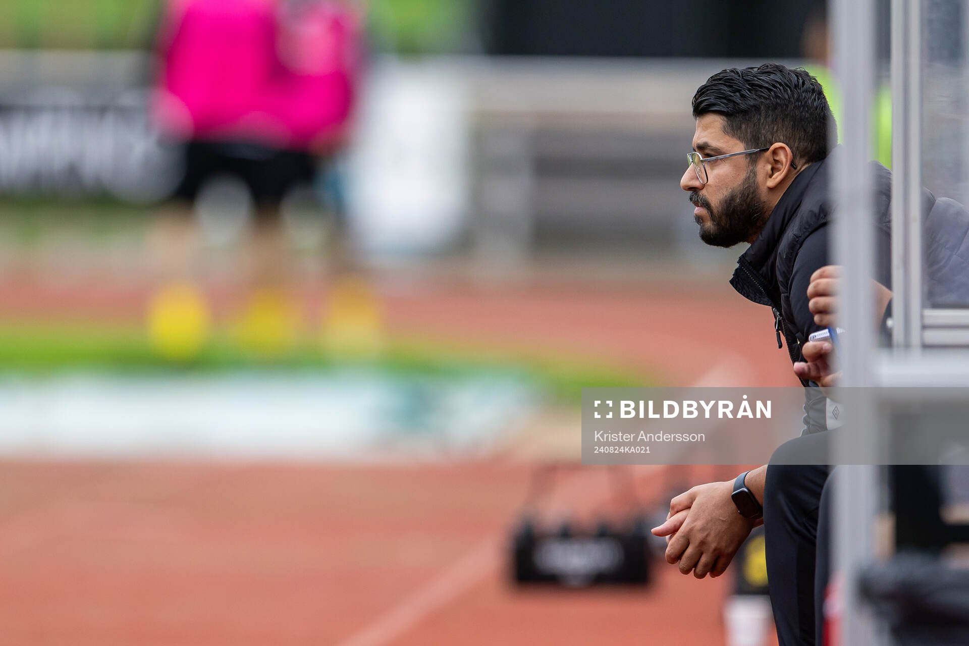 Varbergs tränare Ali Kraym under fotbollsmatchen i Div 2 Västra Götaland mellan Varbergs GIF och Astrio den 24 augusti 2024 i Varberg.