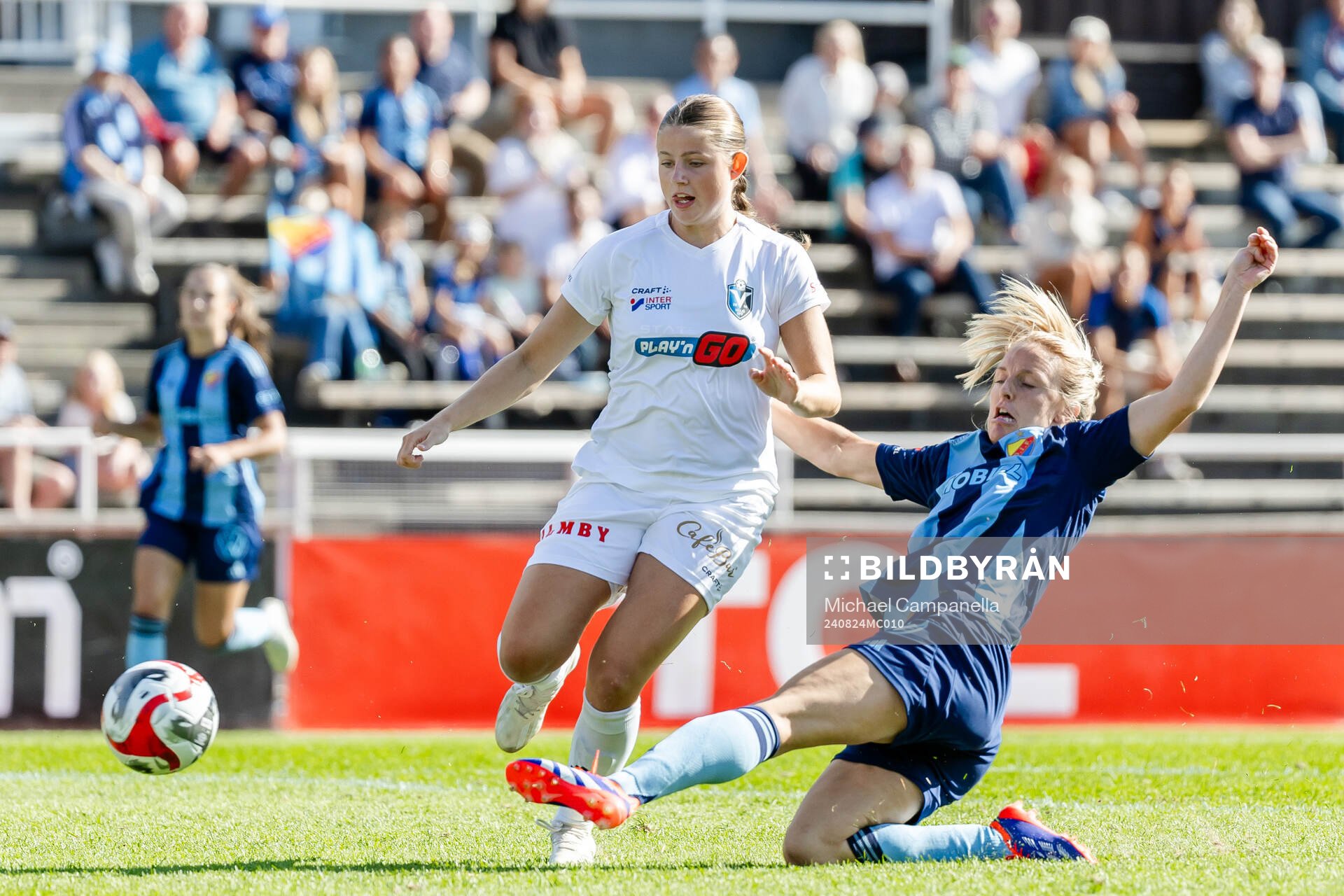 Växjö DFFs Emma Holmqvist och Djurgårdens Mimmi Larsson