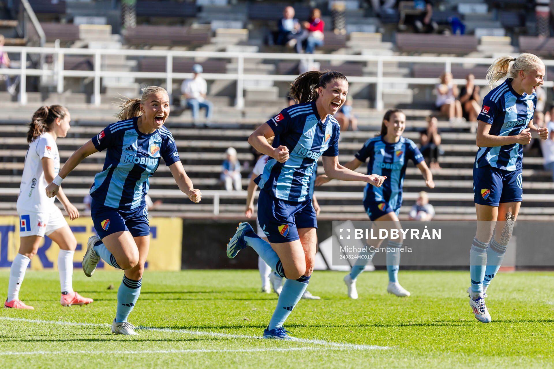 Djurgårdens Louise Hvarfner och Pauline Hammarlund jublar