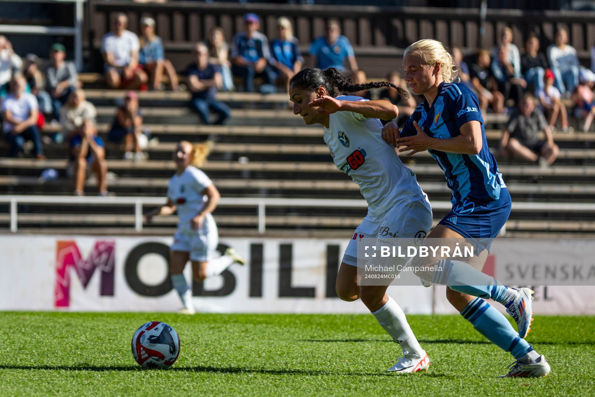 Växjö DFFs Nesrin Akgun och Djurgårdens Stinalisa