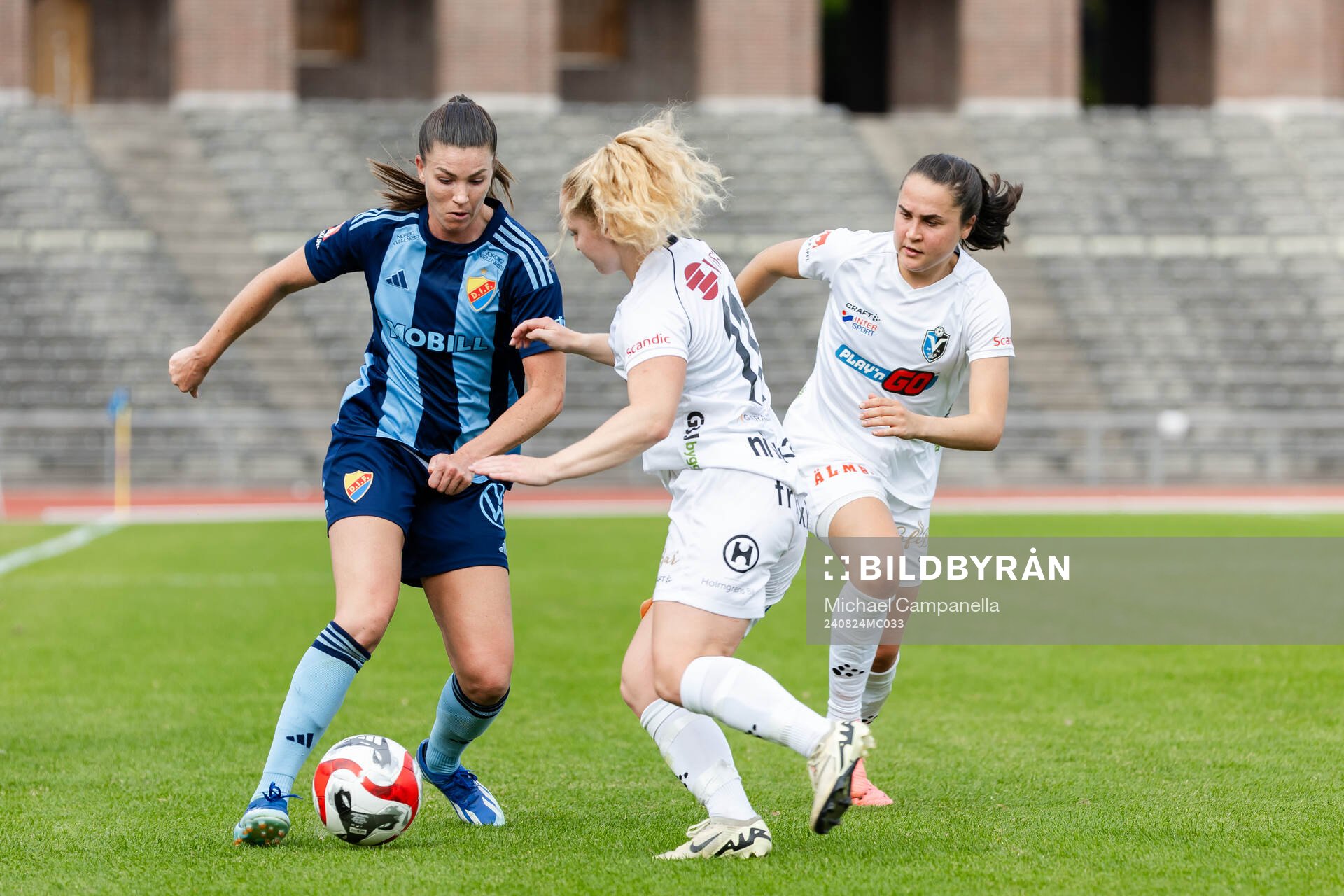 Djurgårdens Pauline Hammarlund och Växjö DFFs Sophia