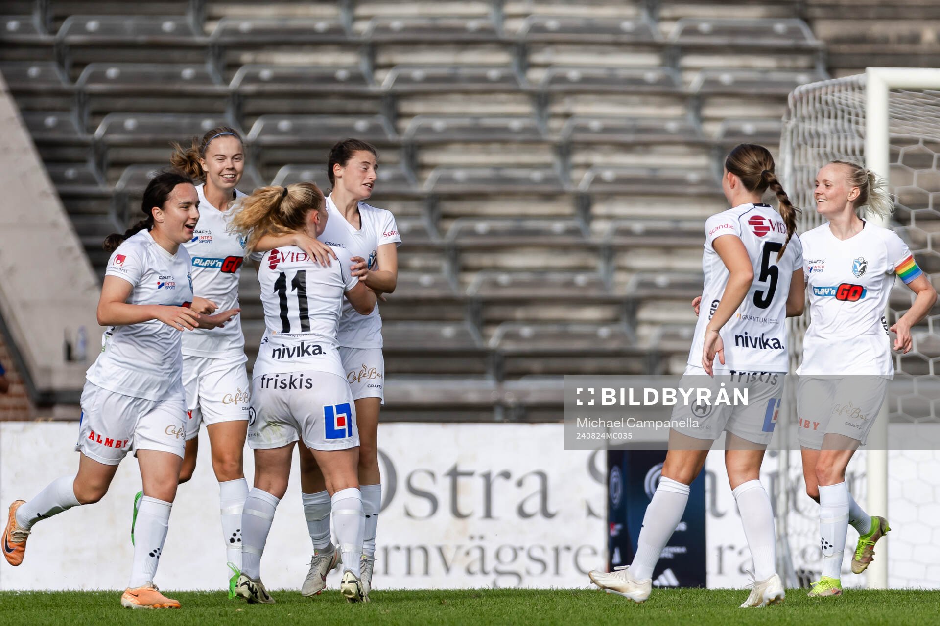 Växjö DFFs spelare jublar