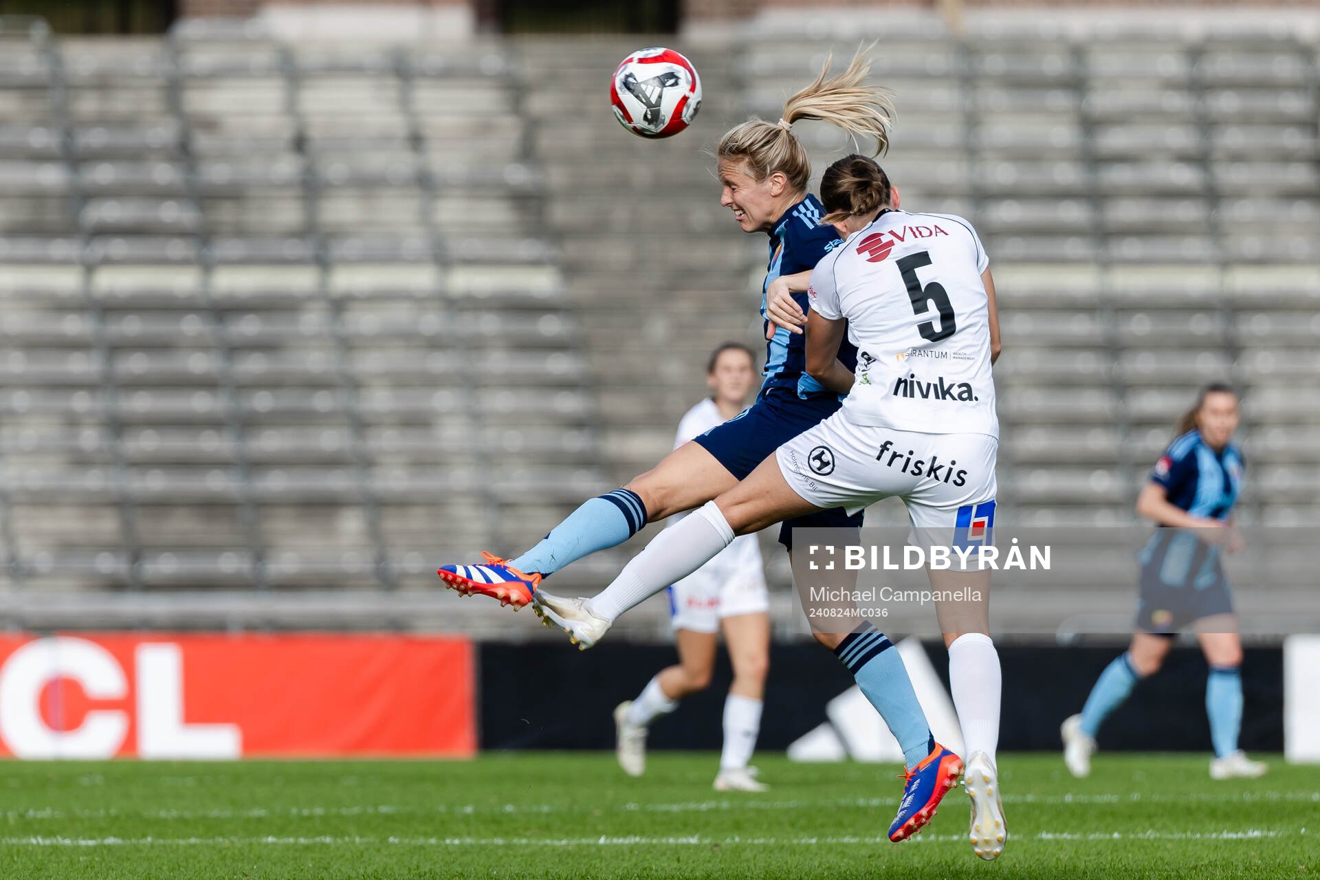 Djurgårdens Mimmi Larsson och Växjö DFFs Emma Holmqvist