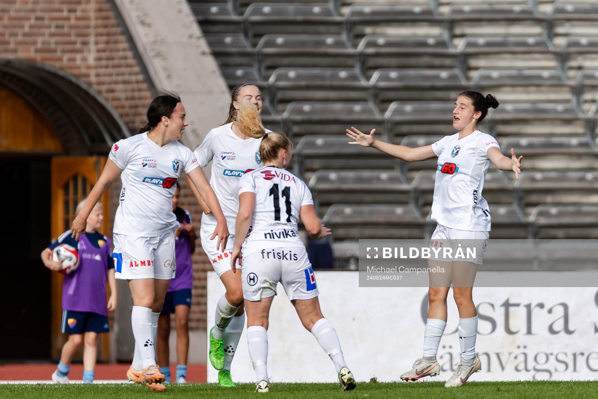 Växjö DFFs spelare jublar med Vasiliki Giannaka