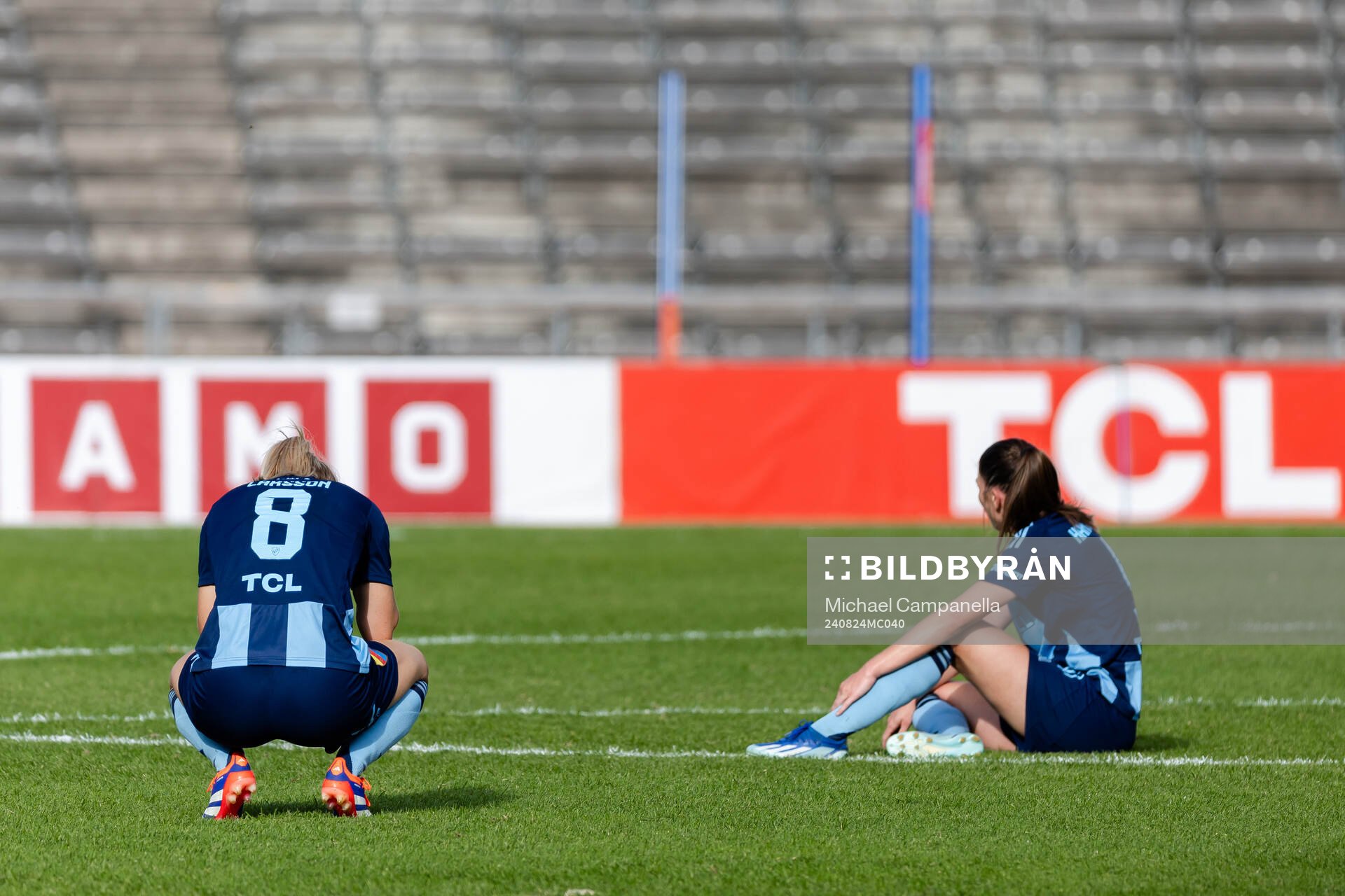 Djurgårdens Mimmi Larsson och Pauline Hammarlund deppar