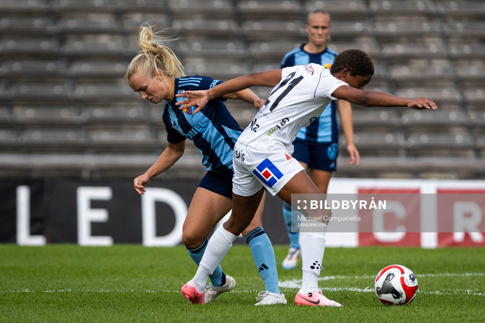 Djurgårdens Tove Almqvist och Växjö DFFs Eva Dessislava