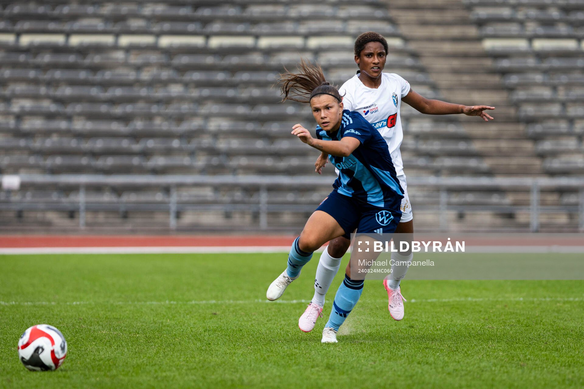 Djurgårdens Alexsandra Lobanova och Växjö DFFs Eva