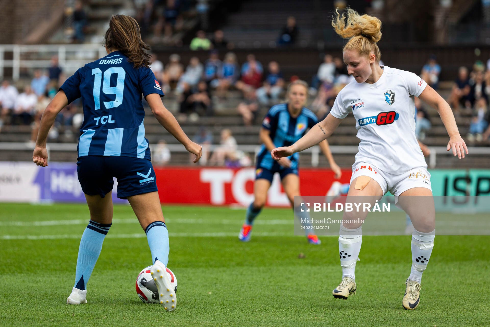 Djurgårdens Lucia Duras och Växjö DFFs Sophia Redenstrand