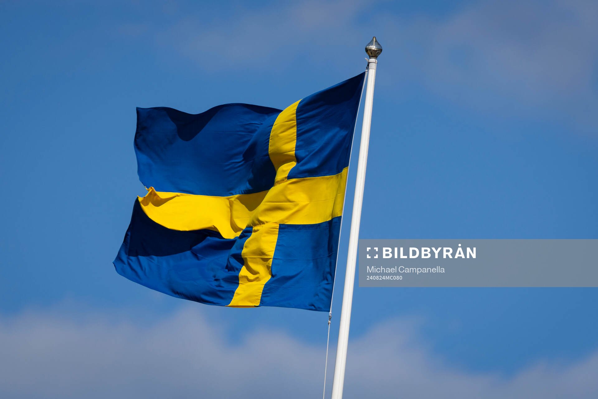 Svenska flagga under fotbollsmatchen i Damallsvenskan mellan Djurgården och Växjö DFF den 24 augusti 2024 i Stockholm. 