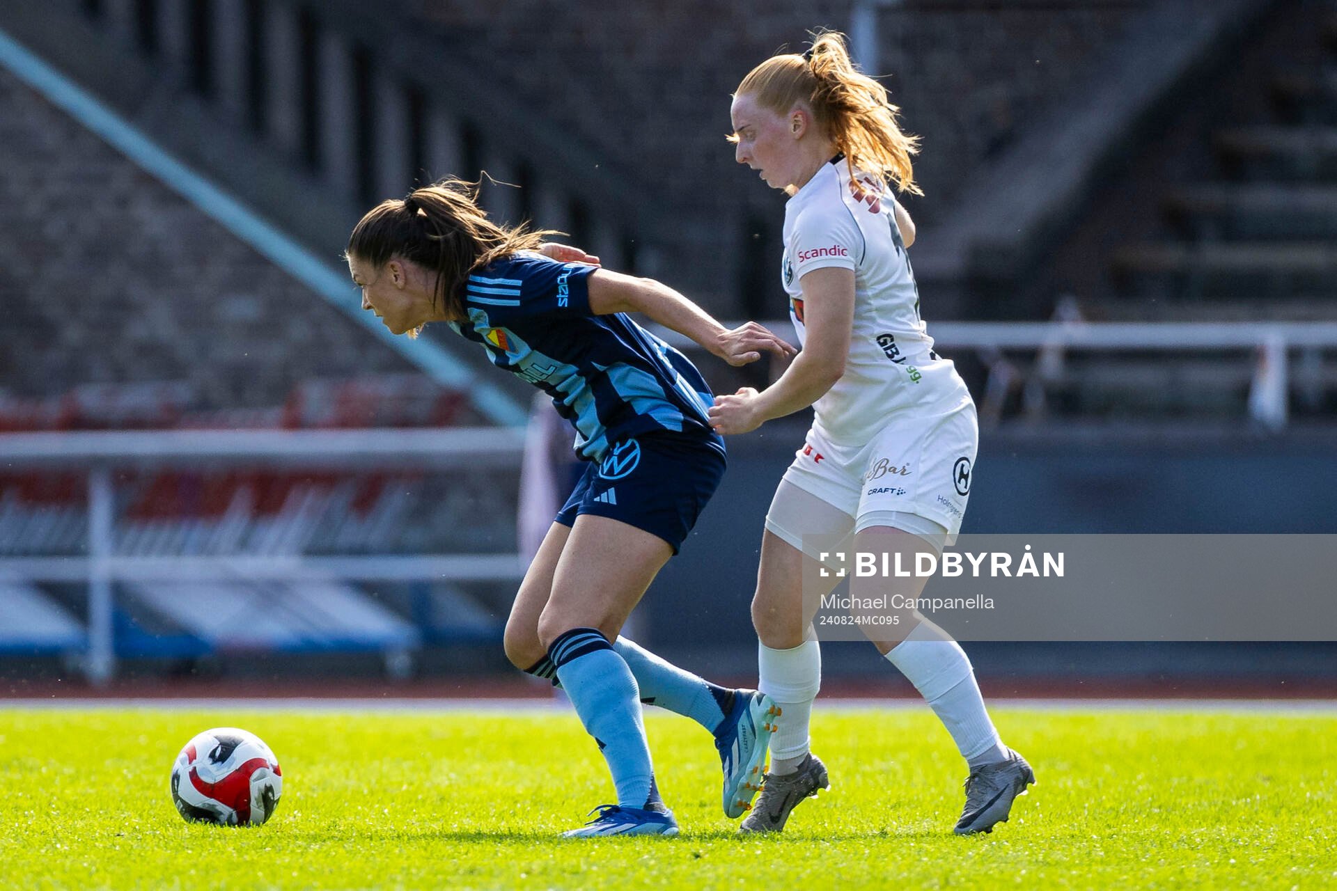 Djurgårdens Pauline Hammarlund och Växjö DFFs Sophia