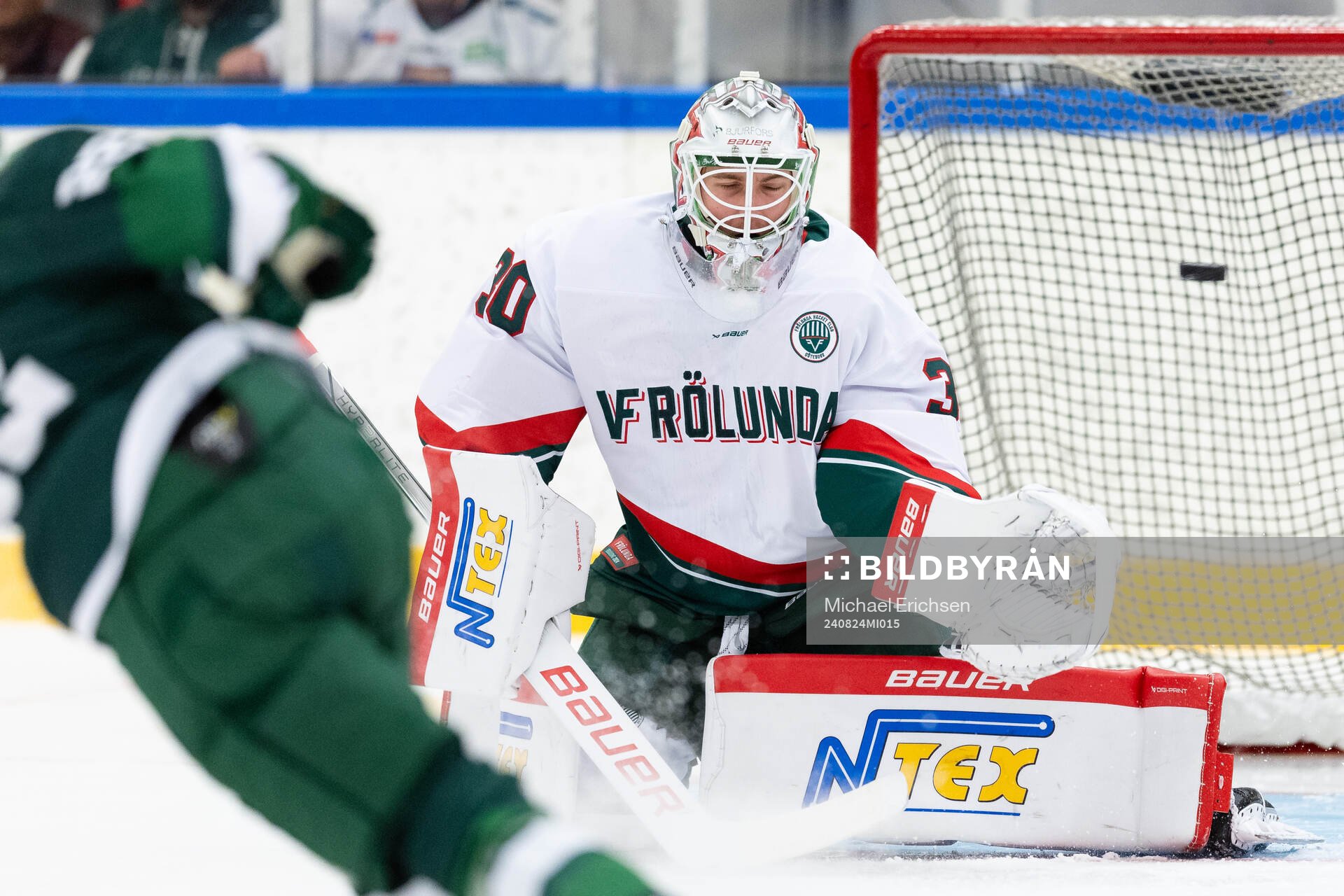 Färjestads Per Åslund skjuter 1-0 i mål bakom Frölundas
