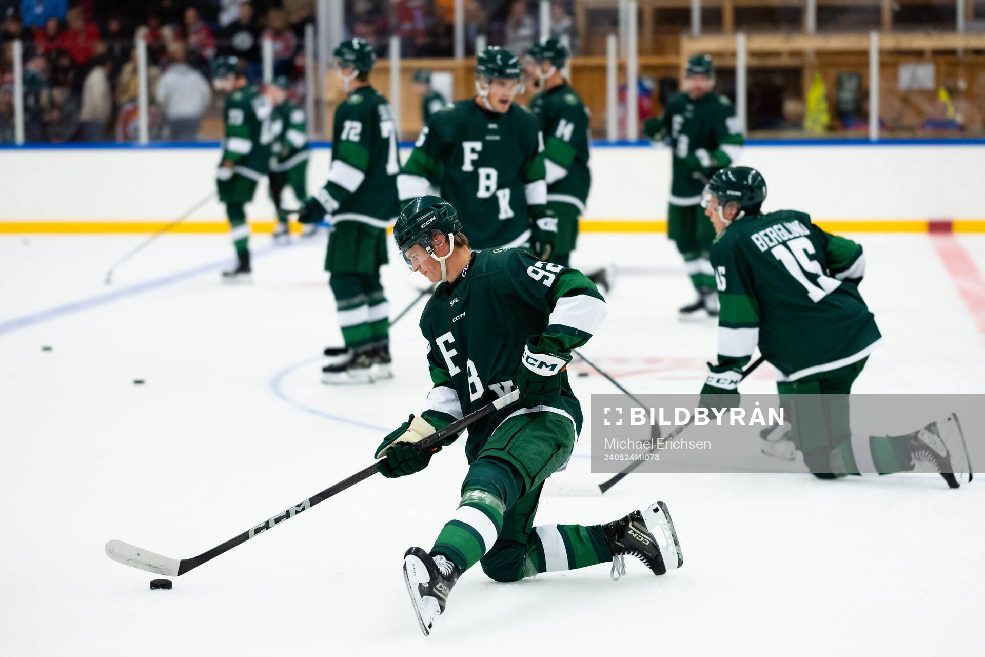 Färjestads Lucas Forsell innan ishockeymatchen i