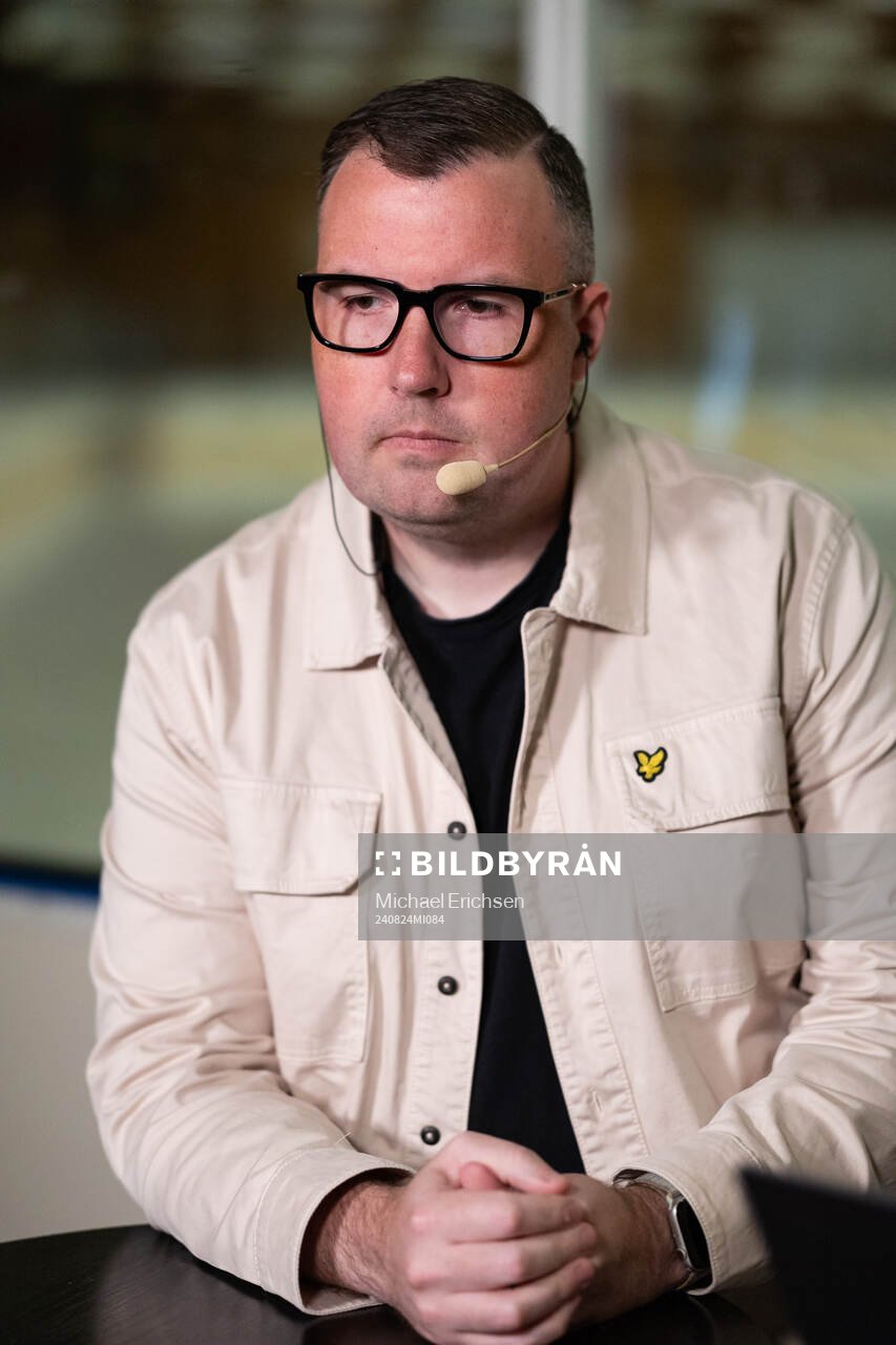 Expressens Johan Svensson innan ishockeymatchen i