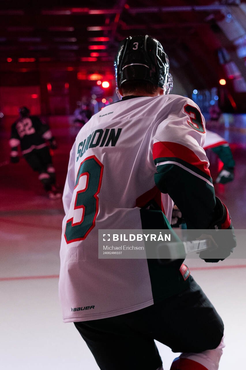 Frölundas Albin Sundin innan  ishockeymatchen i Strömstad