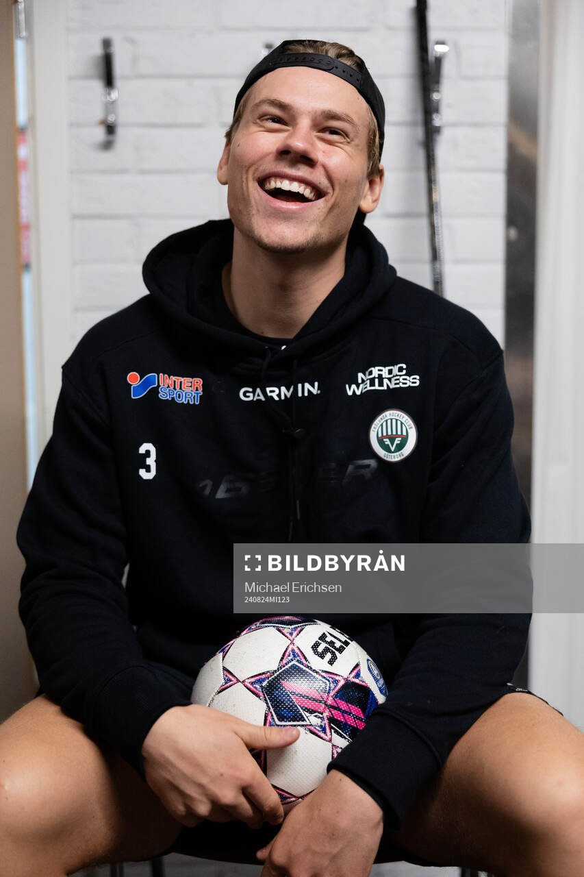 Frölundas Albin Sundin innan  ishockeymatchen i Strömstad