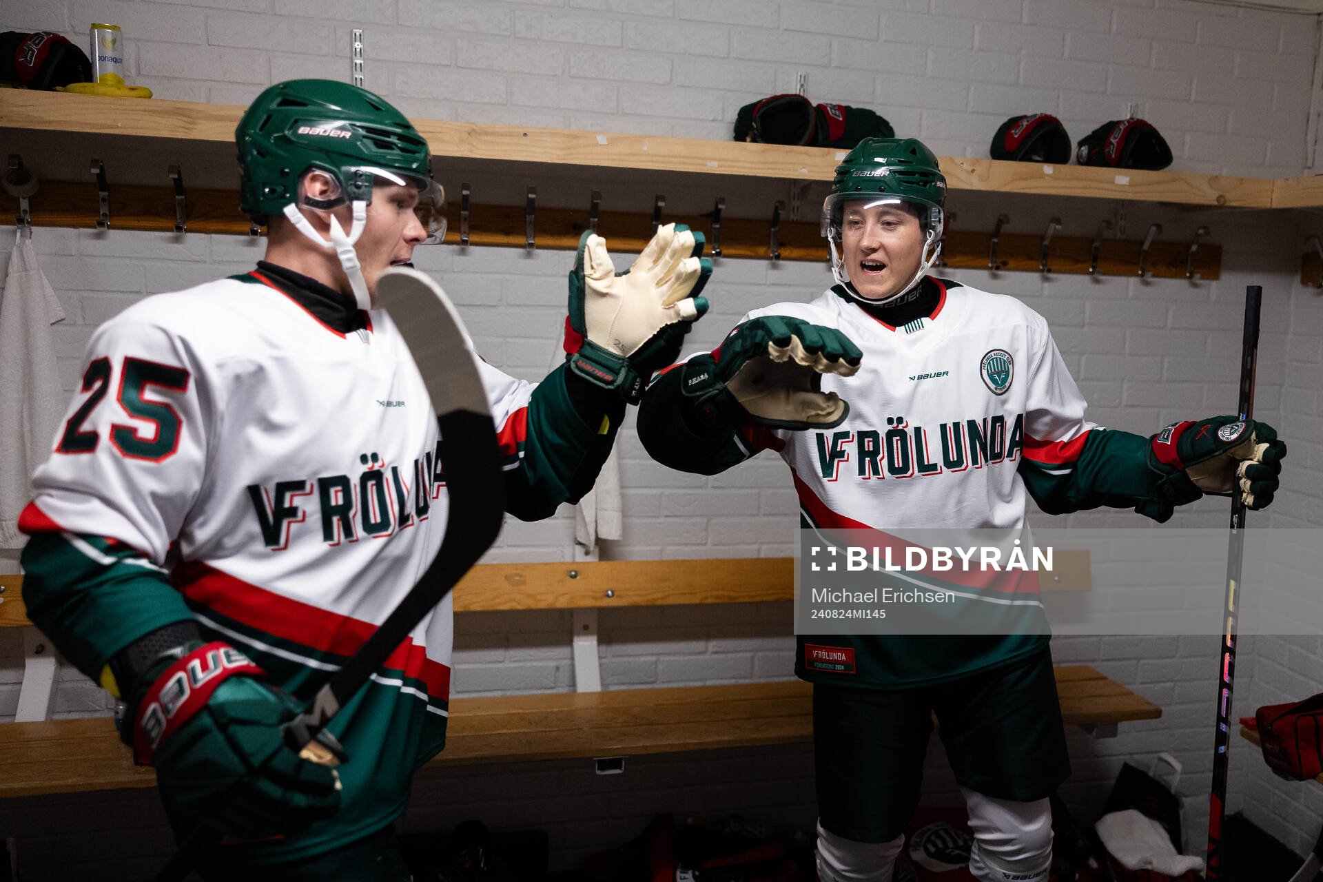 Frölundas Arttu Ruotsalainen och Filip Hasa på väg ut