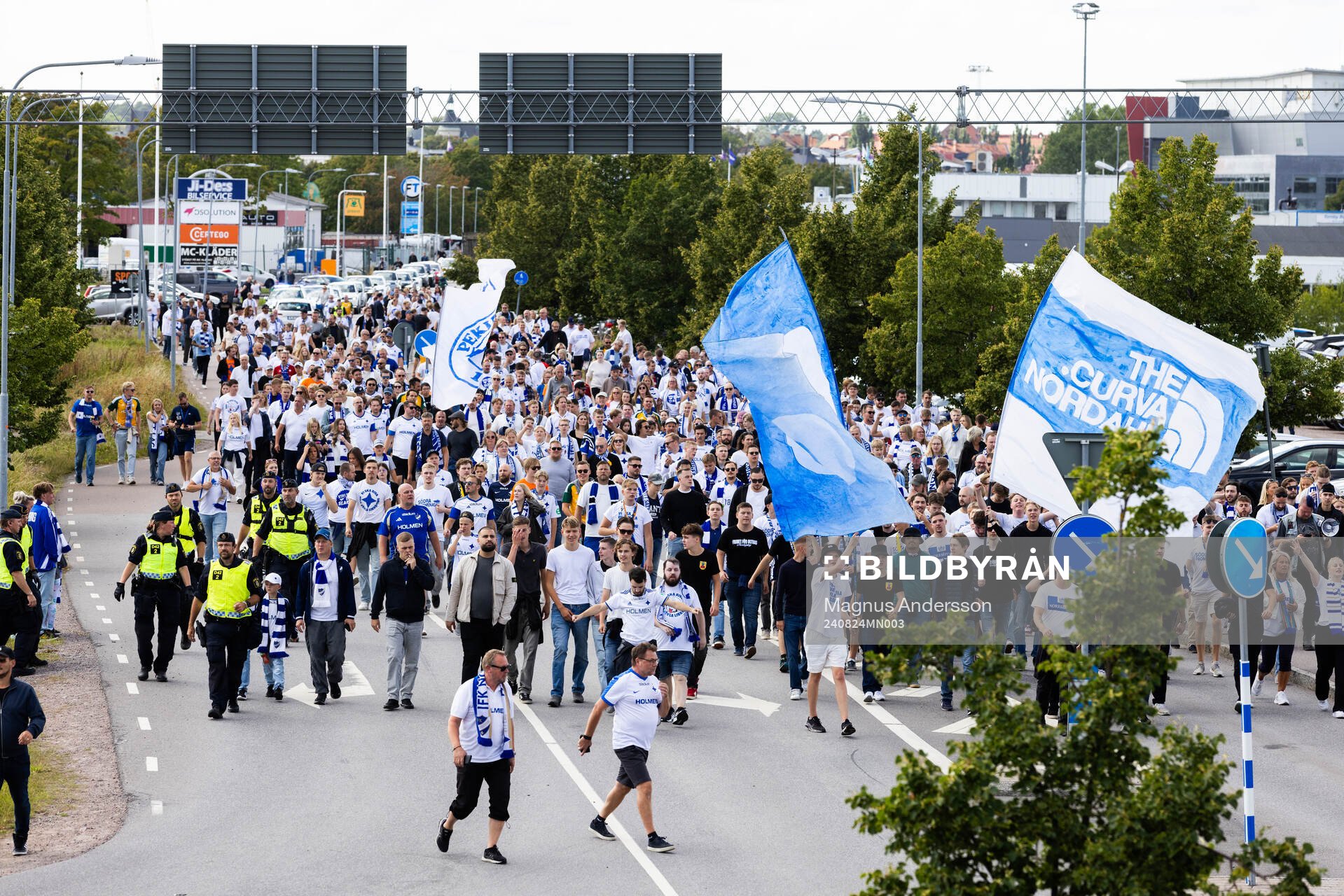 IFK Norrköpings supportrar på väg till arenan