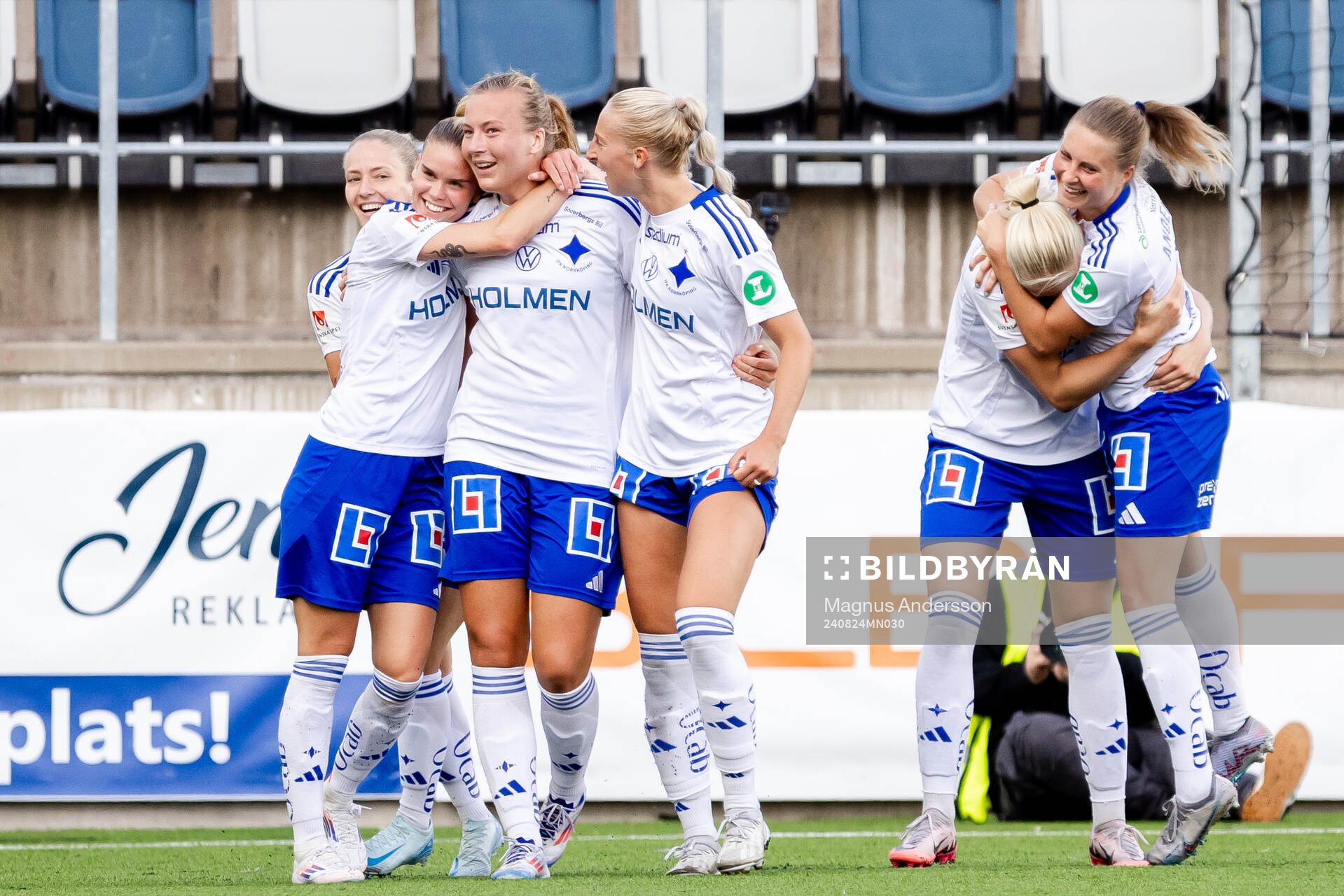 IFK Norrköpings My Cato och Sara Kanutte Fornes jublar