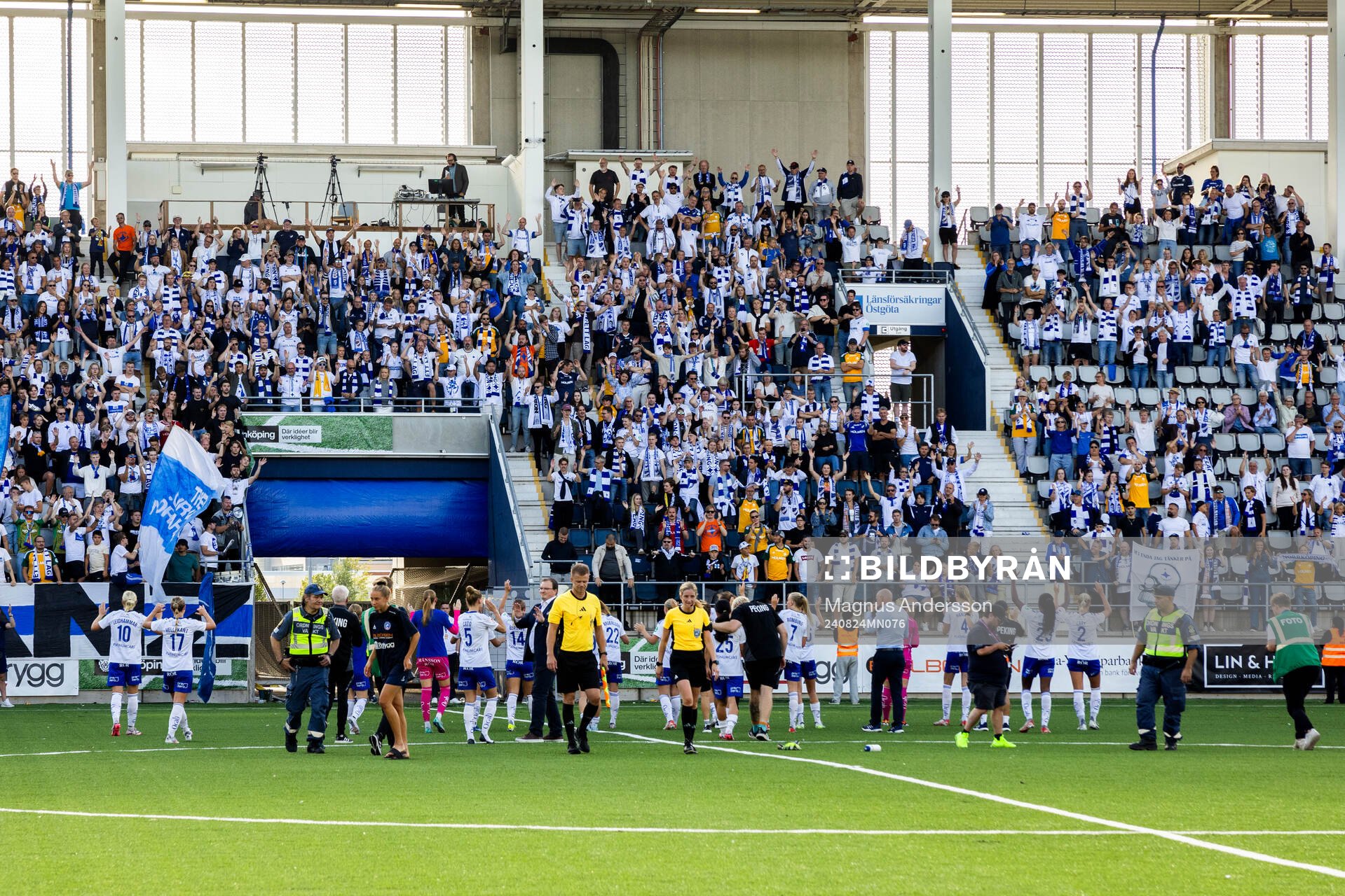 IFK Norrköpings spelare tackar publiken