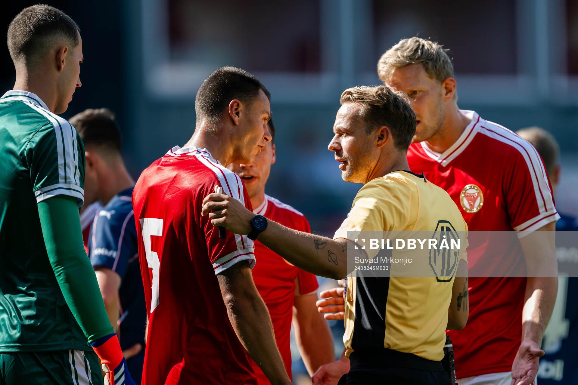 Domare Kristoffer Karlsson i samtal med Kalmars Melker Hallberg under fotbollsmatchen i Allsvenskan mellan Kalmar och Malmö FF den 24 augusti 2024 i Kalmar.