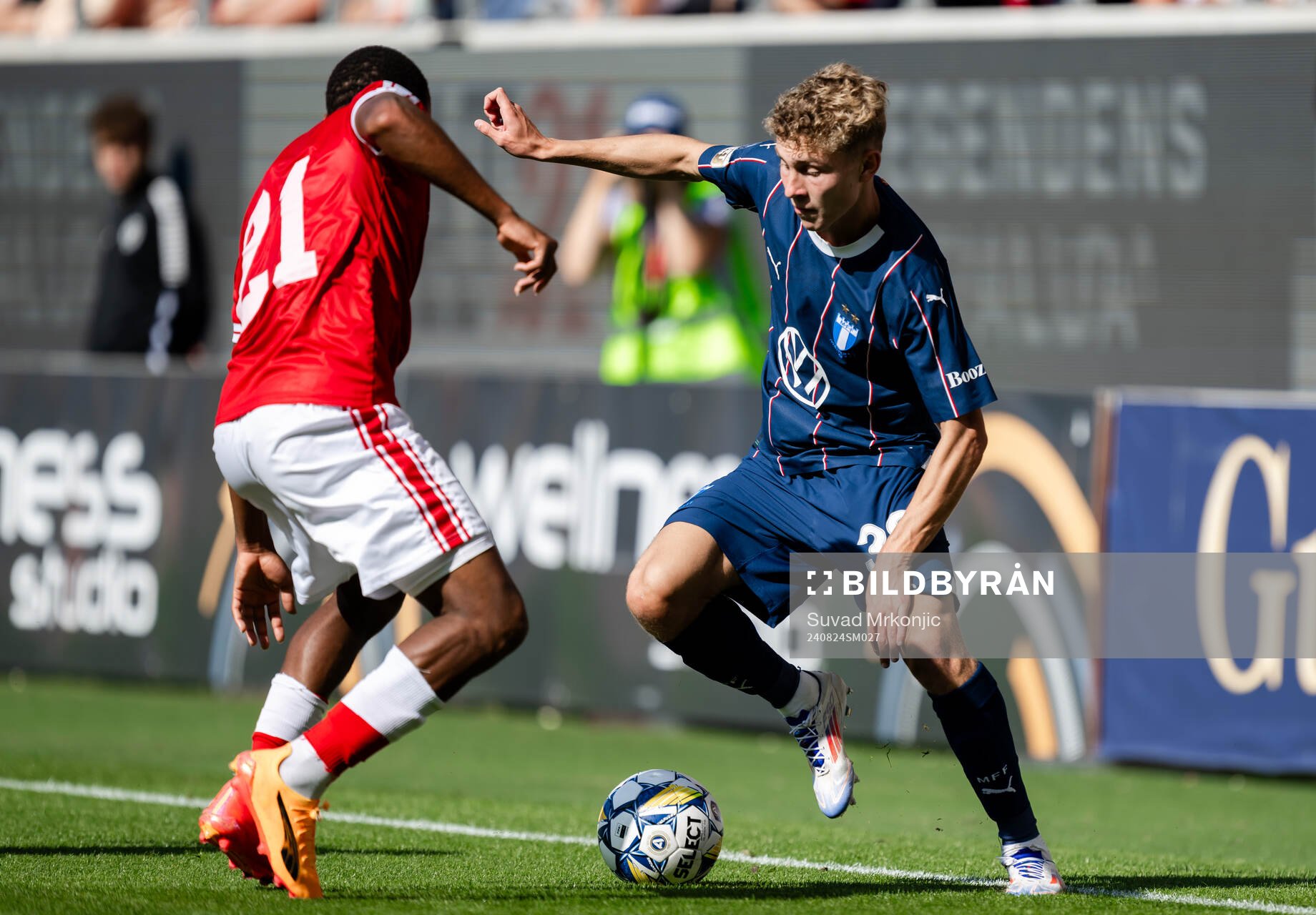 Kalmars Abdussalam Magashy och Malmö FFs Hugo Bolin under fotbollsmatchen i Allsvenskan mellan Kalmar och Malmö FF den 24 augusti 2024 i Kalmar.