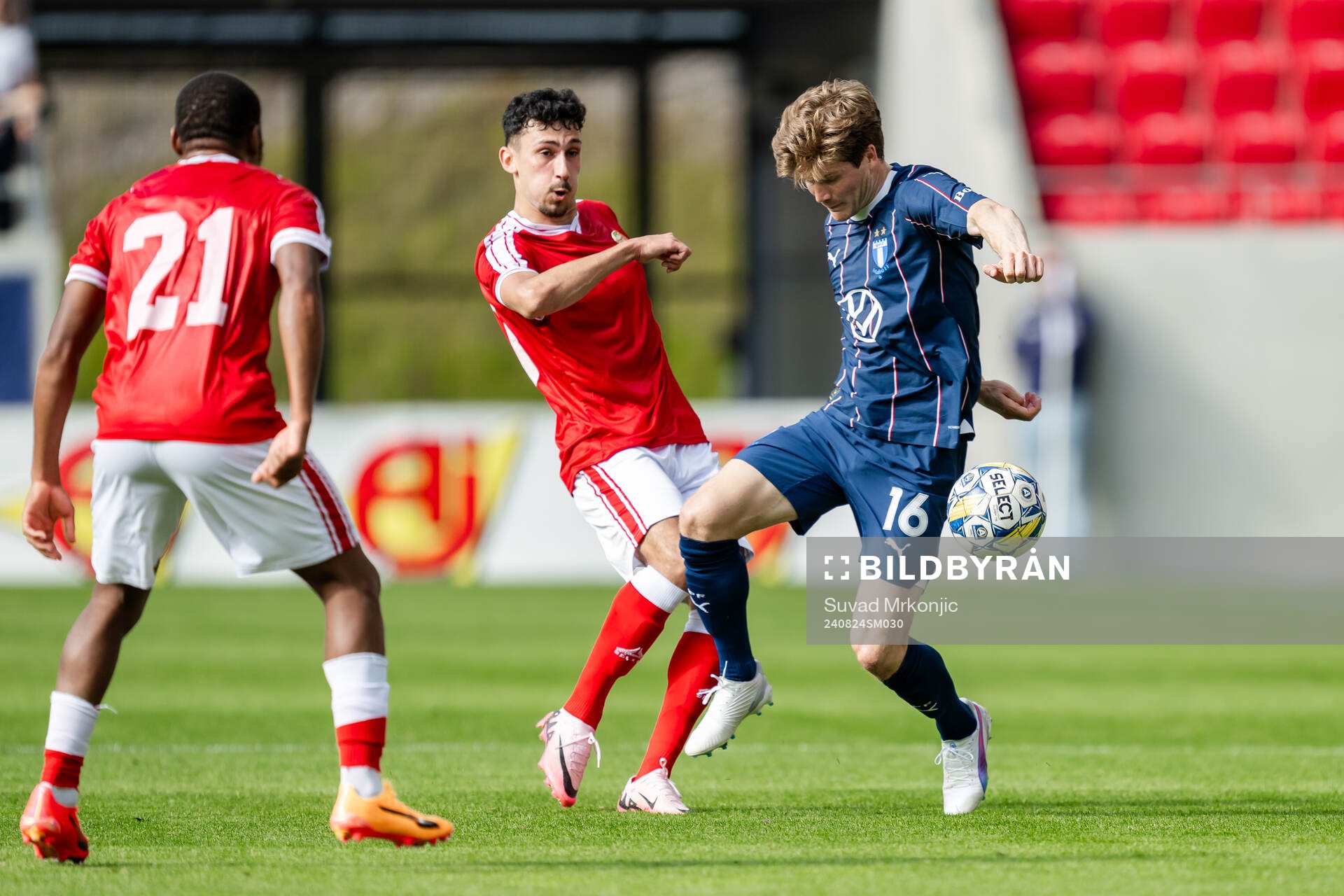 Kalmars Dion Krasniqi och Malmö FFs Oliver Berg