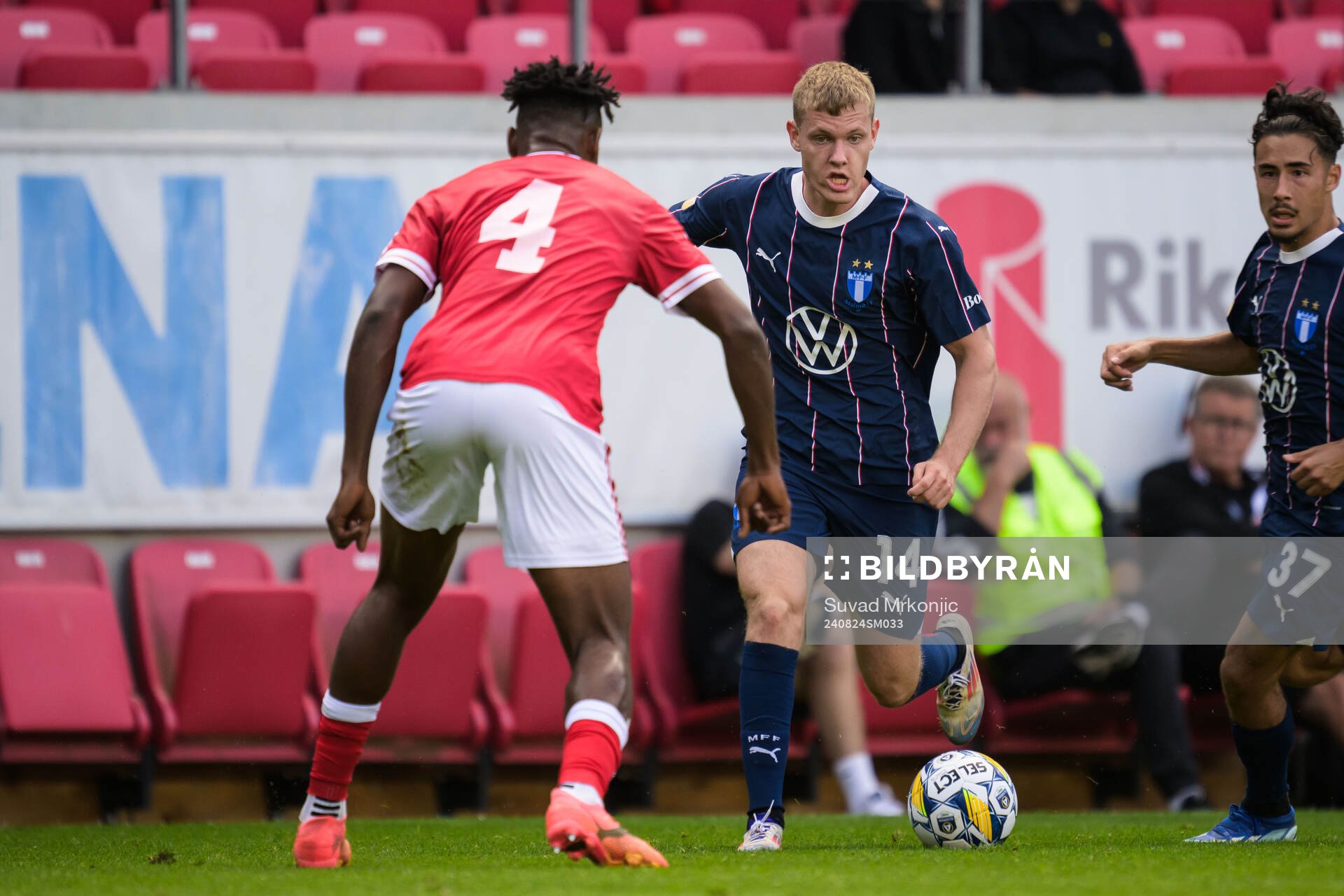 Kalmars Vince Osuji och Malmö FFs Sebastian Jörgensen