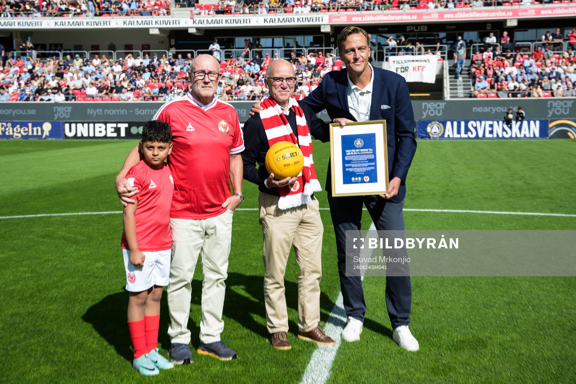 Förbundets Svante Samuelsson överlämnar jubileumsbollen