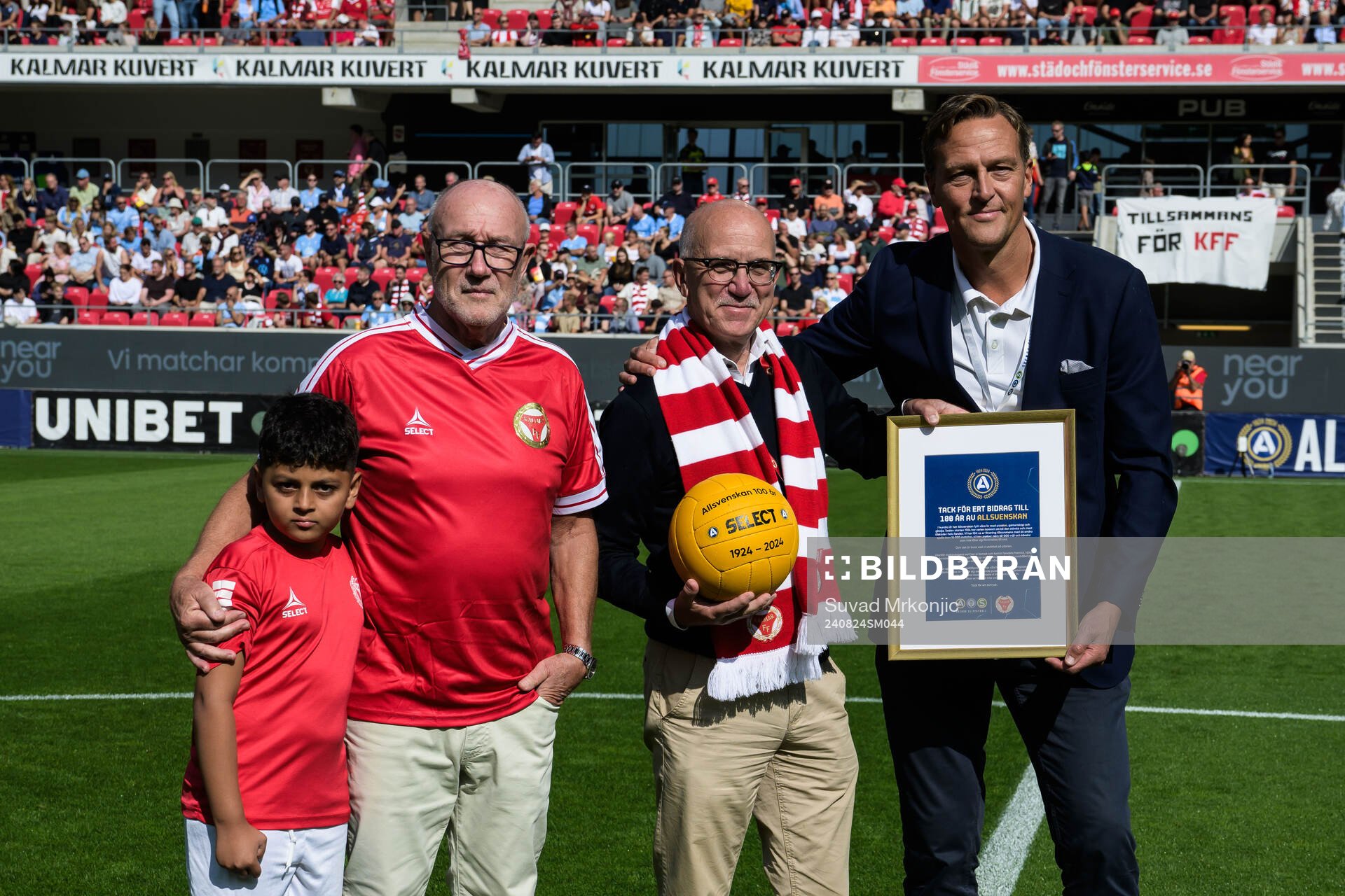 Förbundets Svante Samuelsson överlämnar jubileumsbollen