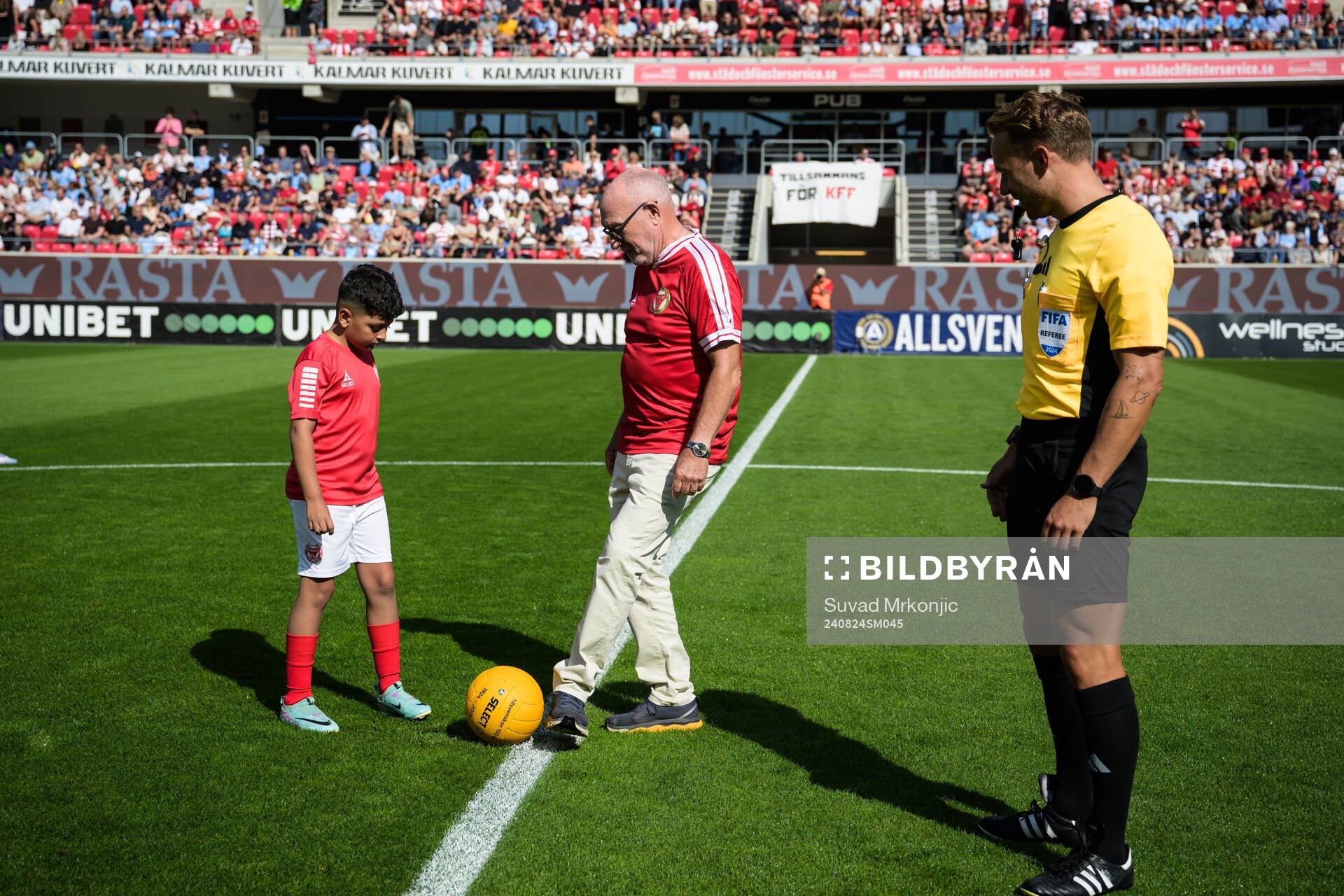 F d spelaren Johny Erlandsson gör en symbolisk avspark