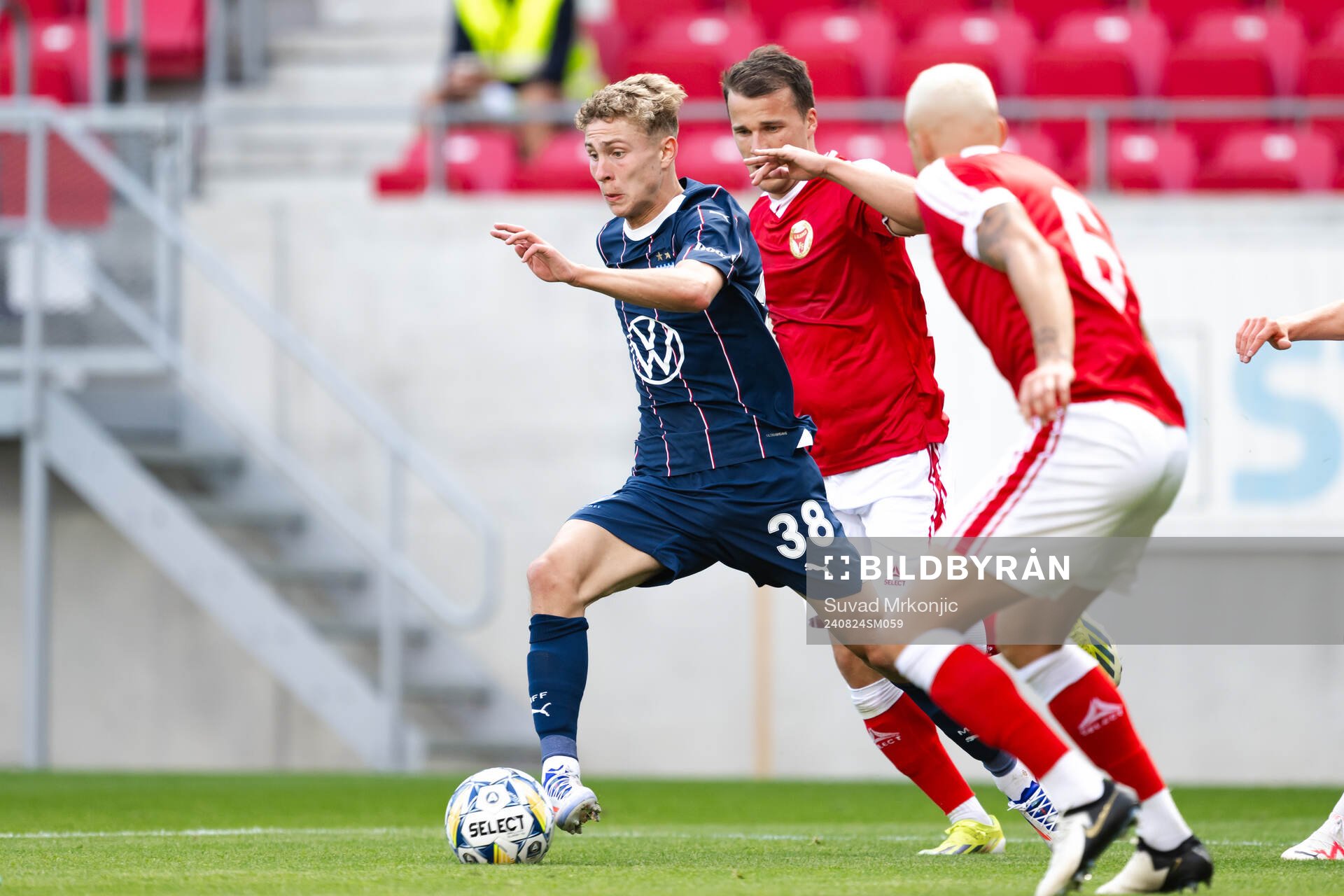 Malmö FFs Hugo Bolin i en kamp mot Kalmars Simon Skrabb