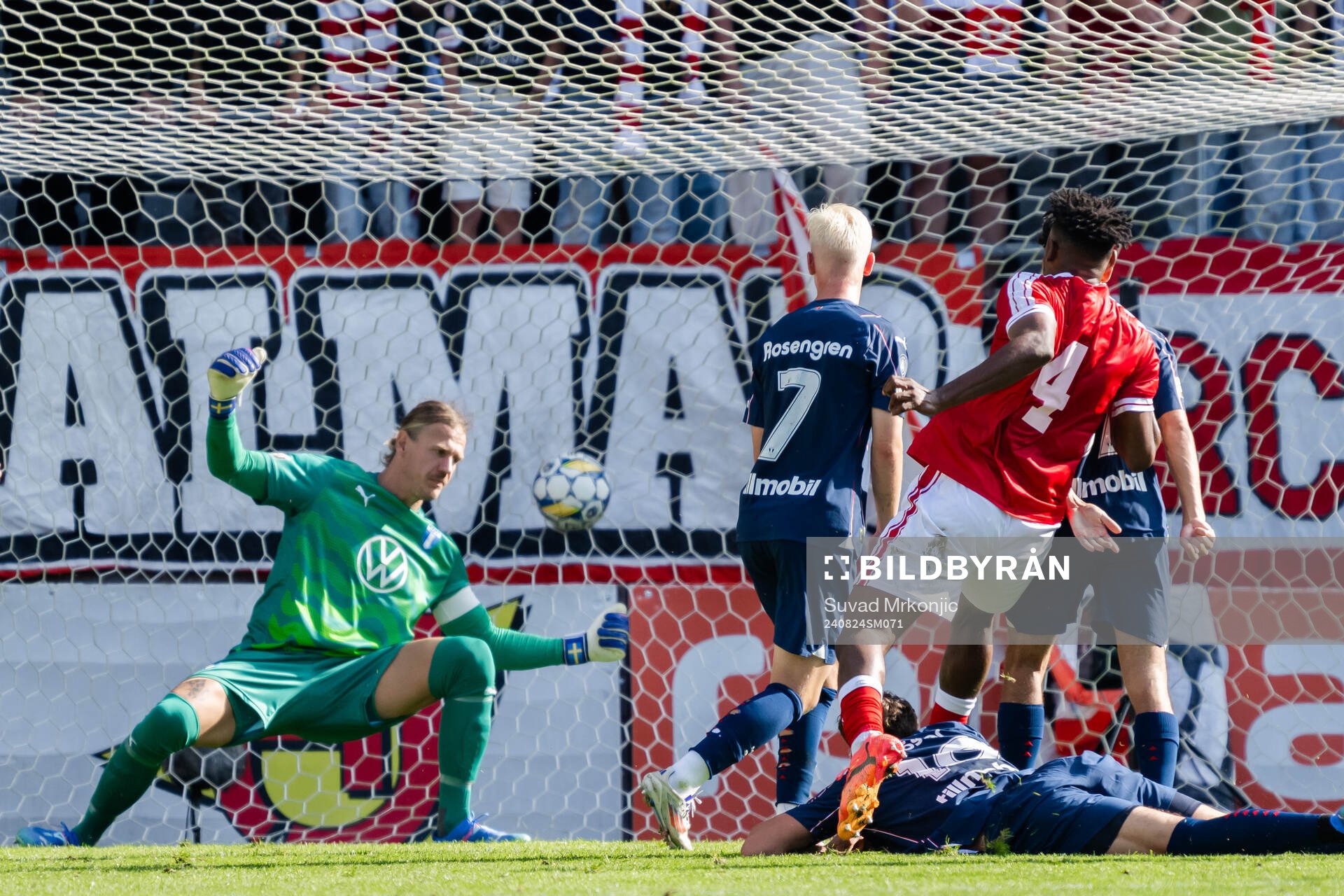 Kalmars Vince Osuji gör 2-1 bakom Malmö FFs målvakt